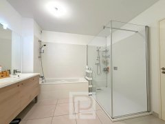 Within a recent residence – Close to all everyday amenities – Three bedroom apartment with a private garden — photo 6 of 7