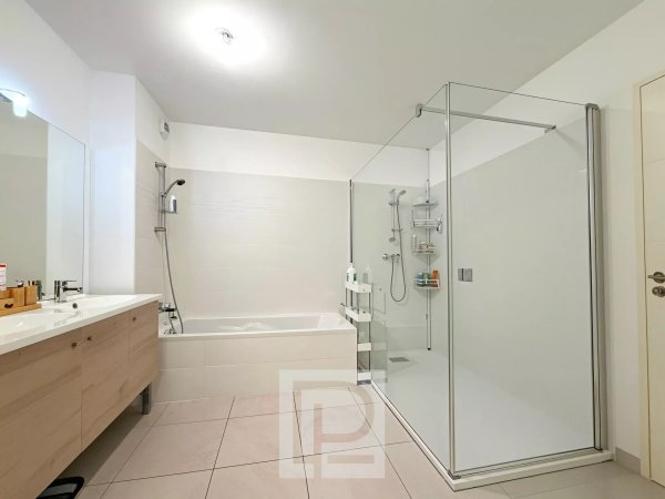 Within a recent residence – Close to all everyday amenities – Three bedroom apartment with a private garden — photo 6