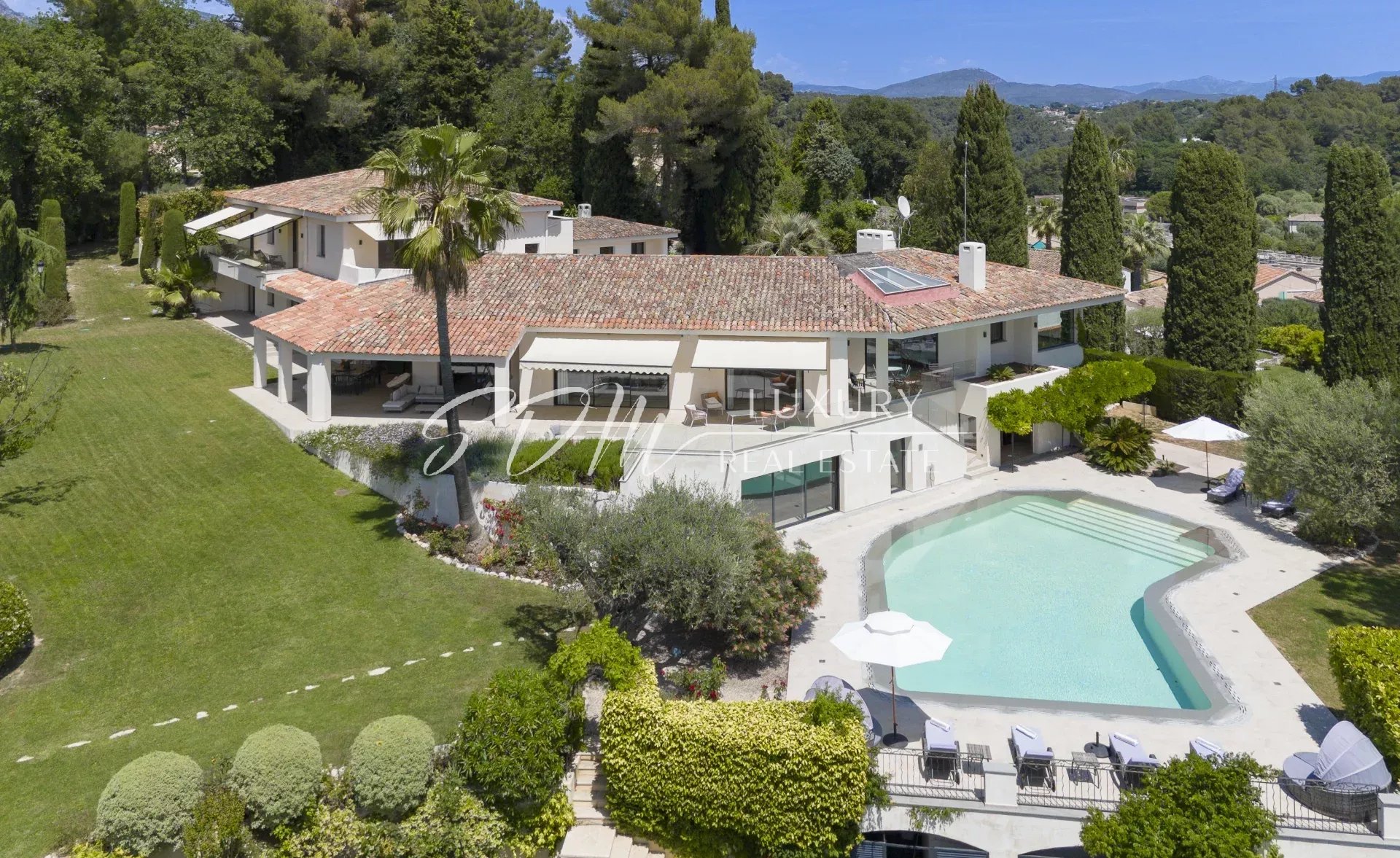 VILLA CONTEMPORAINE AVEC VUE PANORAMIQUE
