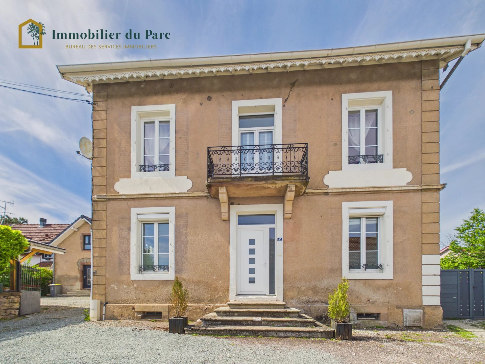 Maison de maître 265 m² avec piscine et terrain 1 200 m² — Offemont (90)
