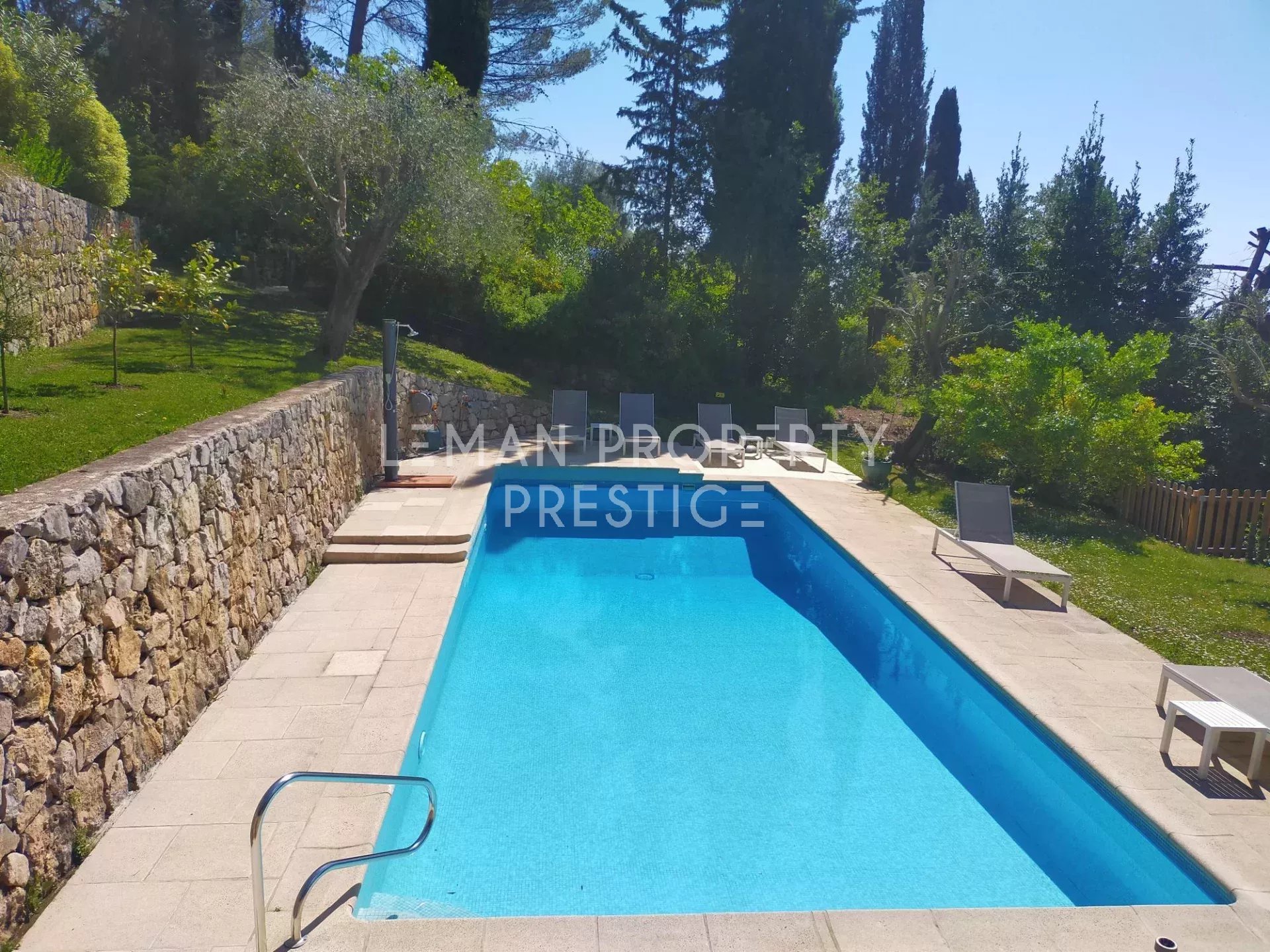 Maison de 205 m2 Terrain de 3850 m2  6 pieces Piscine