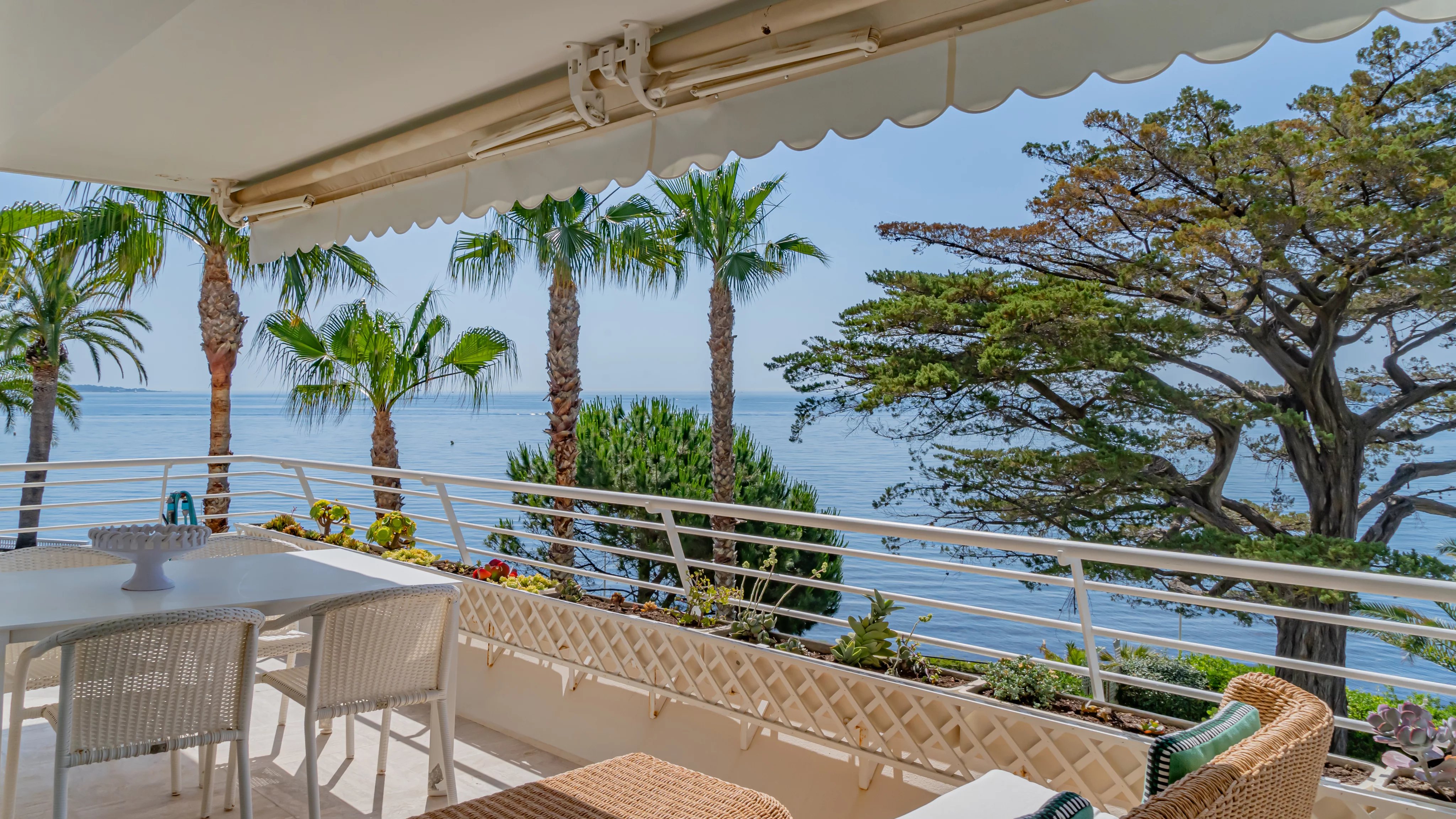 Superb apartment facing the sea in the Palm Beach residential area