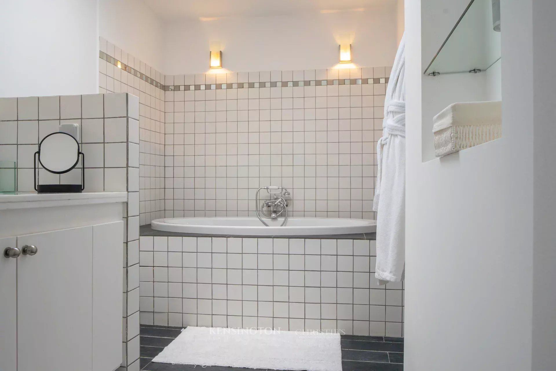 6 Bedroom Villa/Townhouse's Image 27