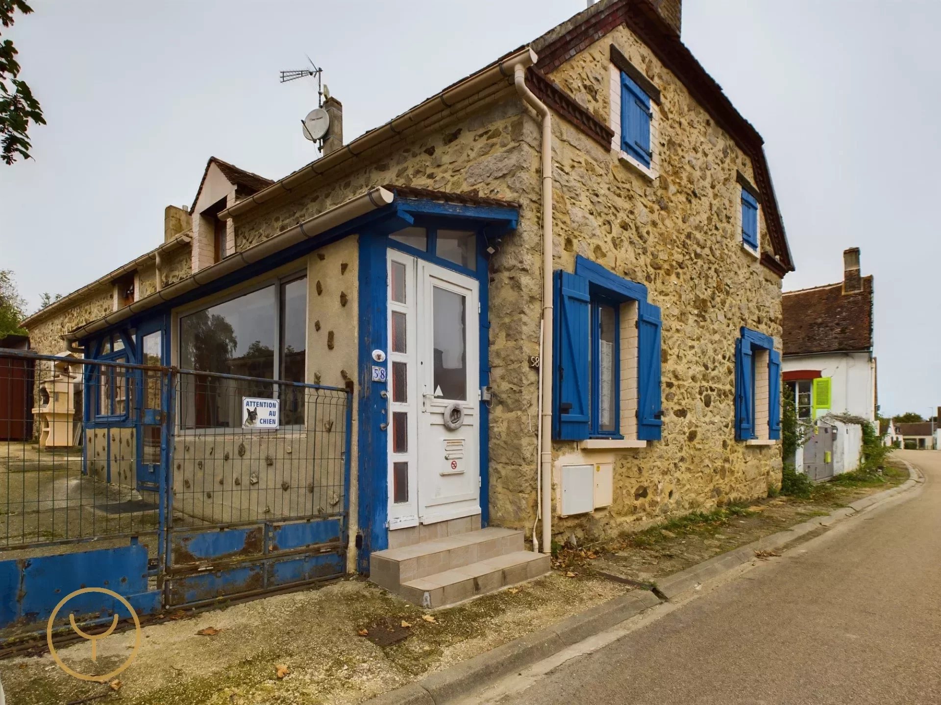 Longère de 95m2, 2 chambres,  2 salles de bain,1 bureau, garage et annexes