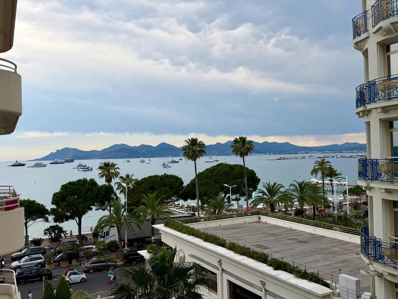 Cannes – Near the Croisette – Exceptional studio apartment with a balcony, partial ocean view, and garage