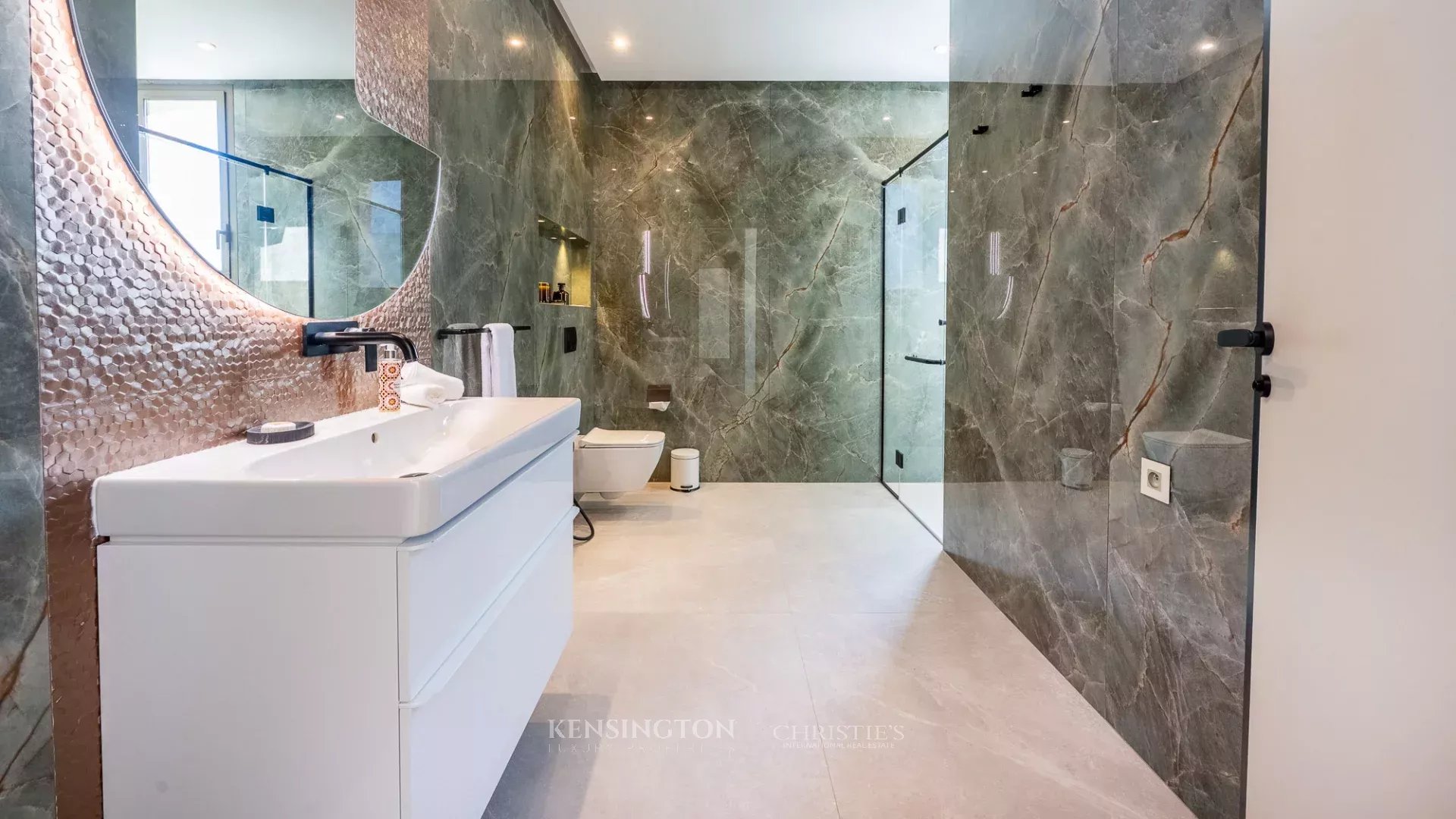 8 Bedroom Villa/Townhouse's Image 58