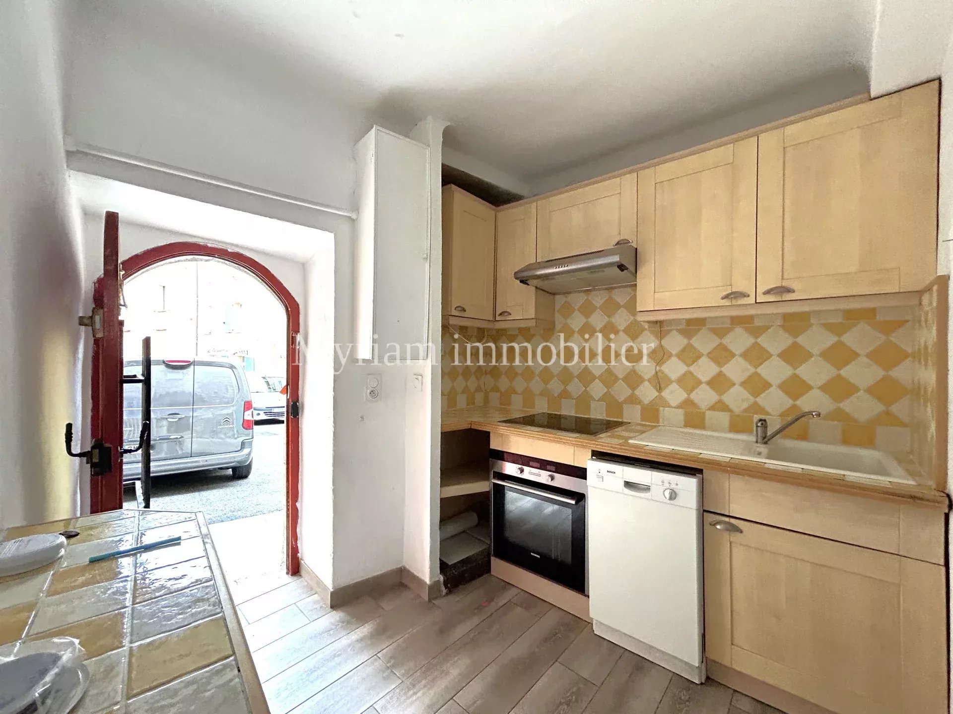 3 room village house prox. shops in St CEZAIRE