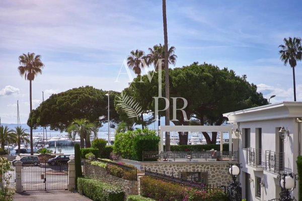 Cannes renovated 5 bedroom villa on La Croisette with sea view — photo 3