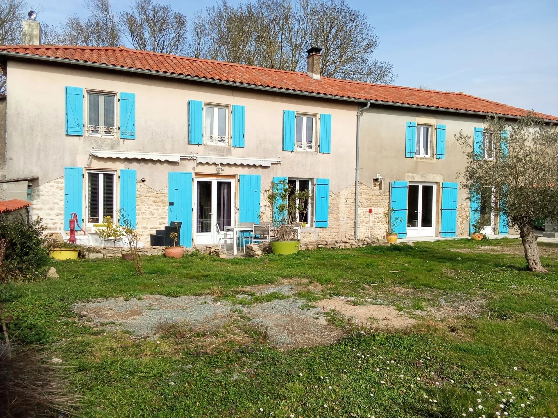 Jolie longère charentaise de 5 chambres