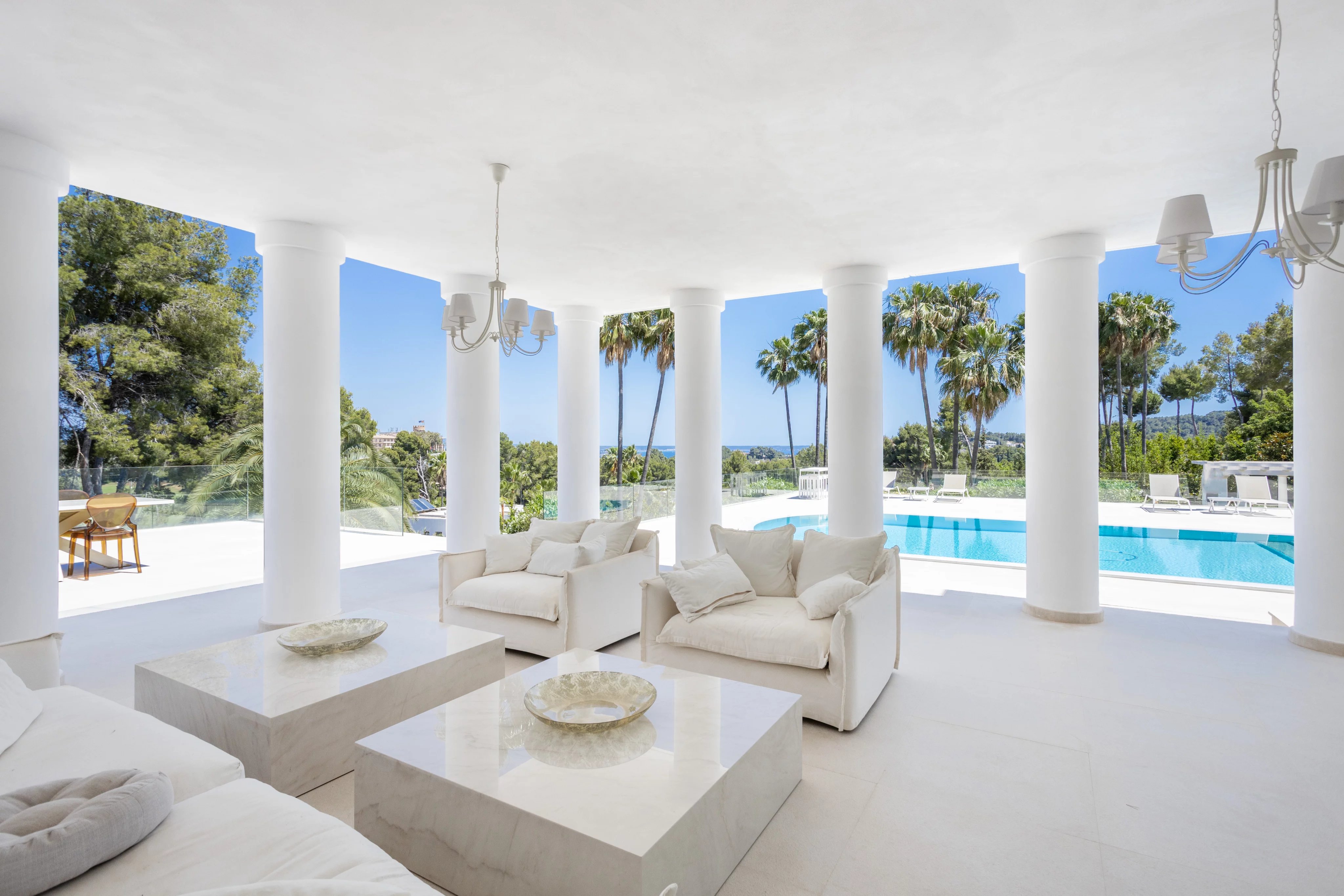 Manoir de style Hollywood avec plus de 6 000 m² de jardins plats