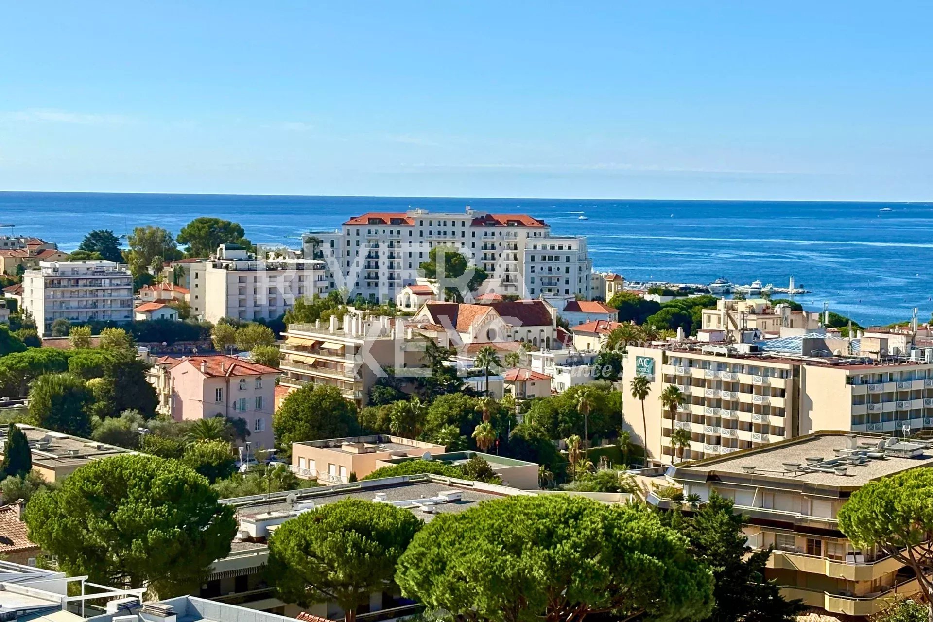 ANTIBES: Penthouse med förtrollande utsikt