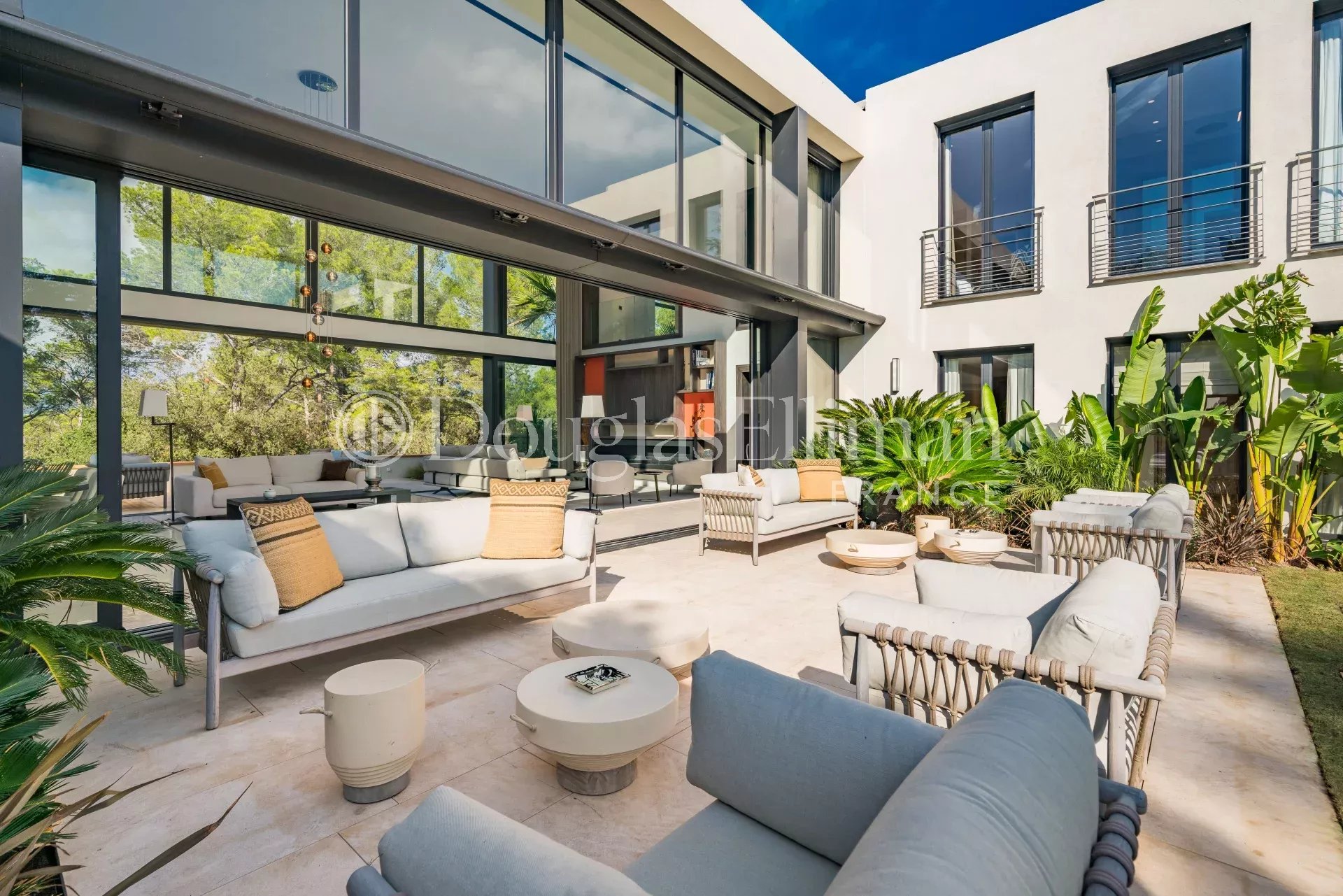 MOUGINS – Splendide villa contemporaine neuve dans domaine fermé - Image nᵒ3