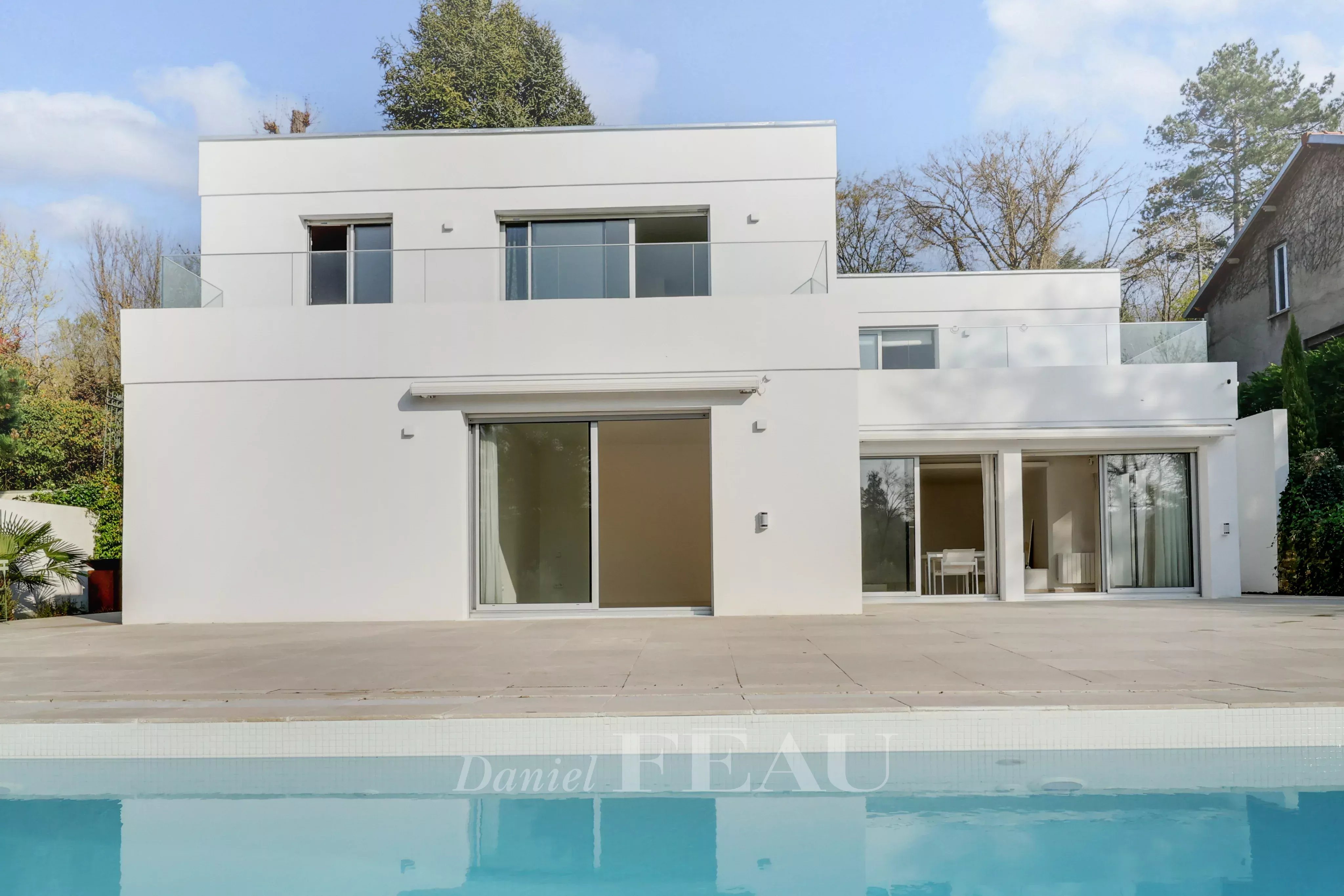 La maison s'élève sur deux niveaux