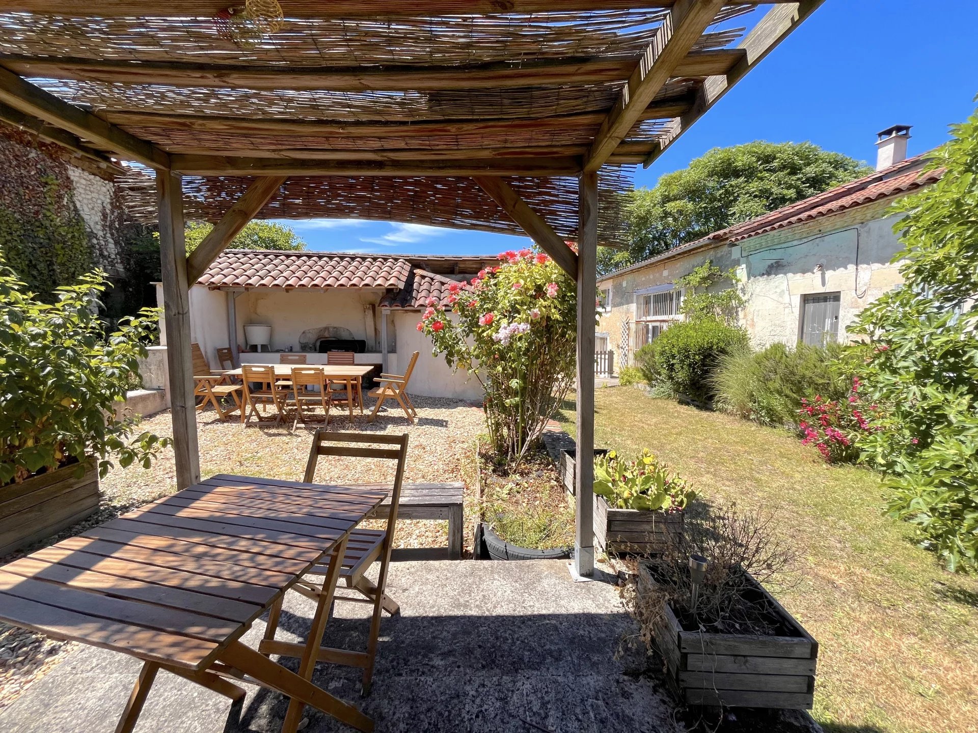 4-bed Stone Property close to Aubeterre-sur-Dronne