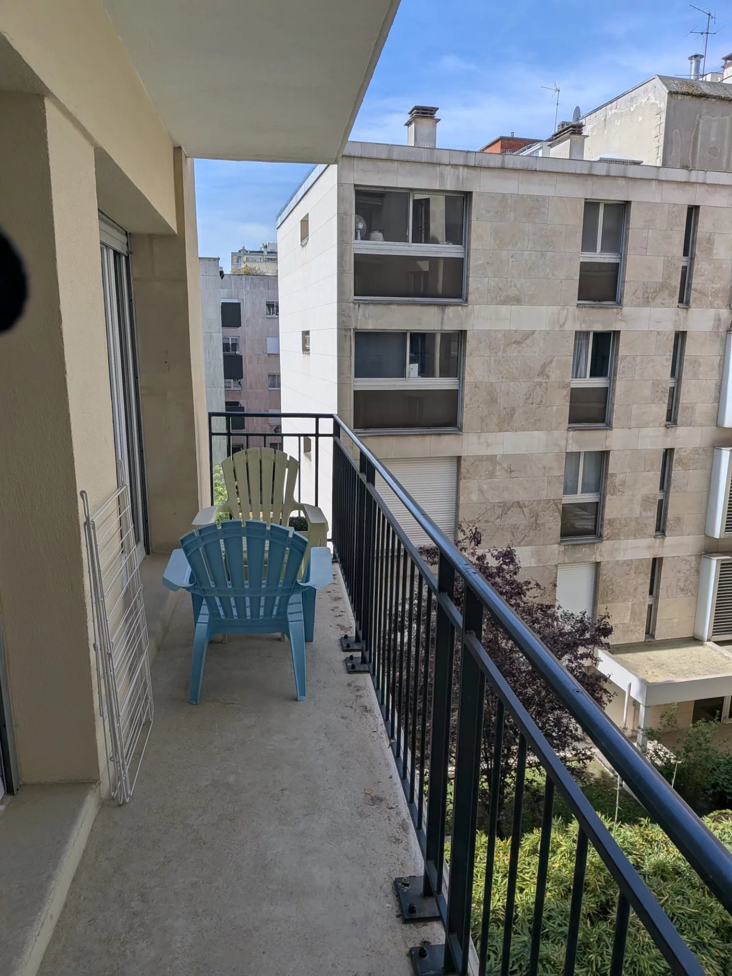 92200 Neuilly sur Seine: confortable 2 pièces avec balcon, cave et petit parking
