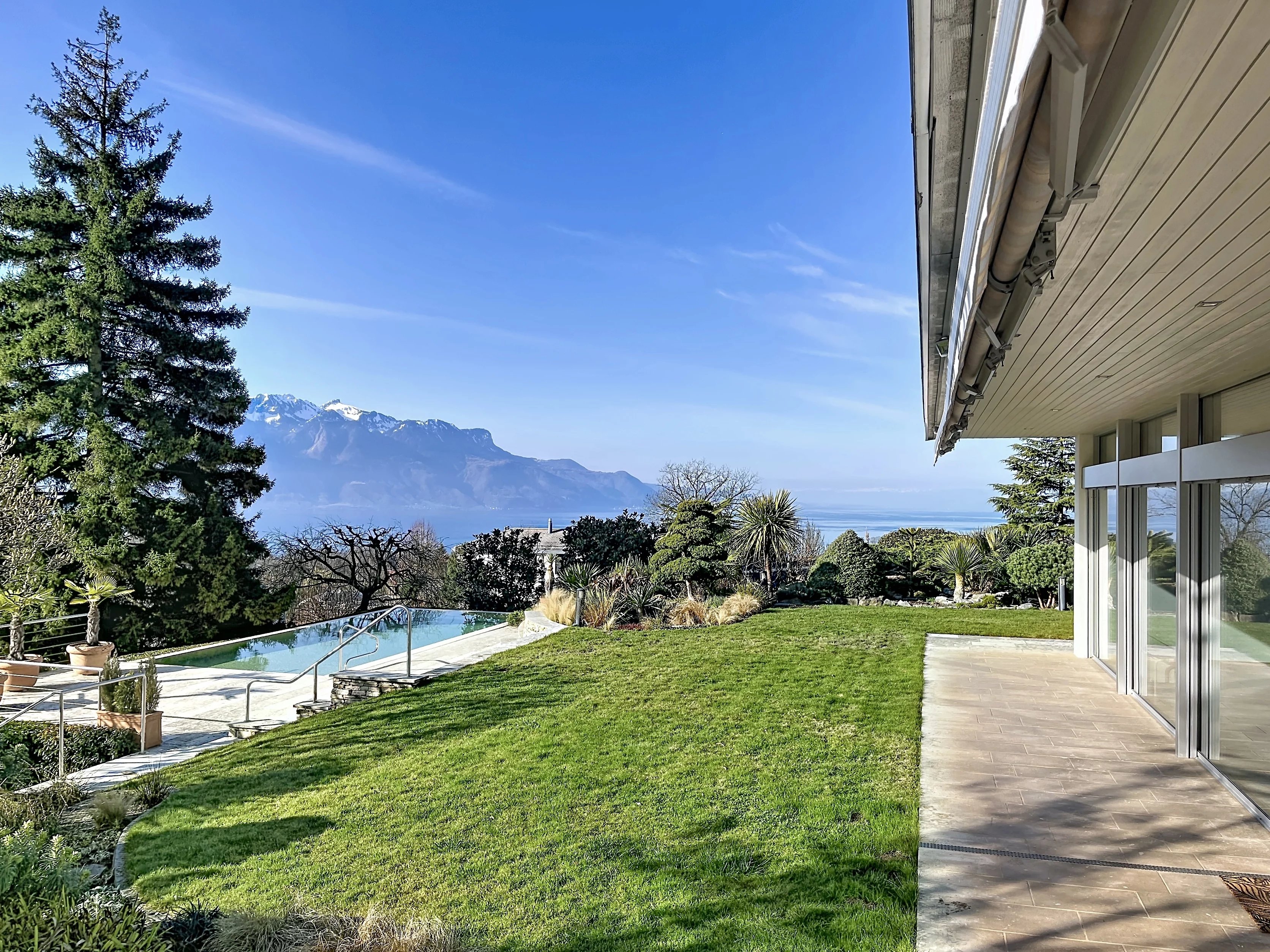 Propriété d’exception de 7.5 pièces avec piscine