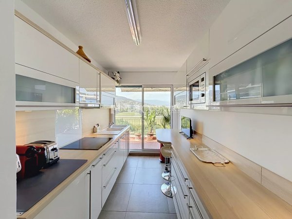 2-Bedroom Apartment in Mandelieu — photo 7