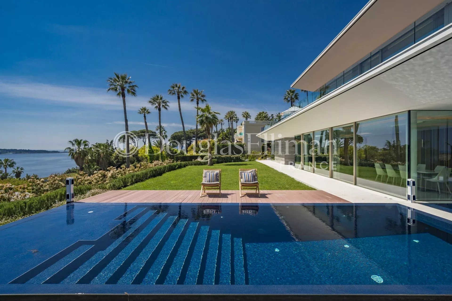 CANNES – Superbe villa contemporaine avec vue mer panoramique - Image nᵒ2