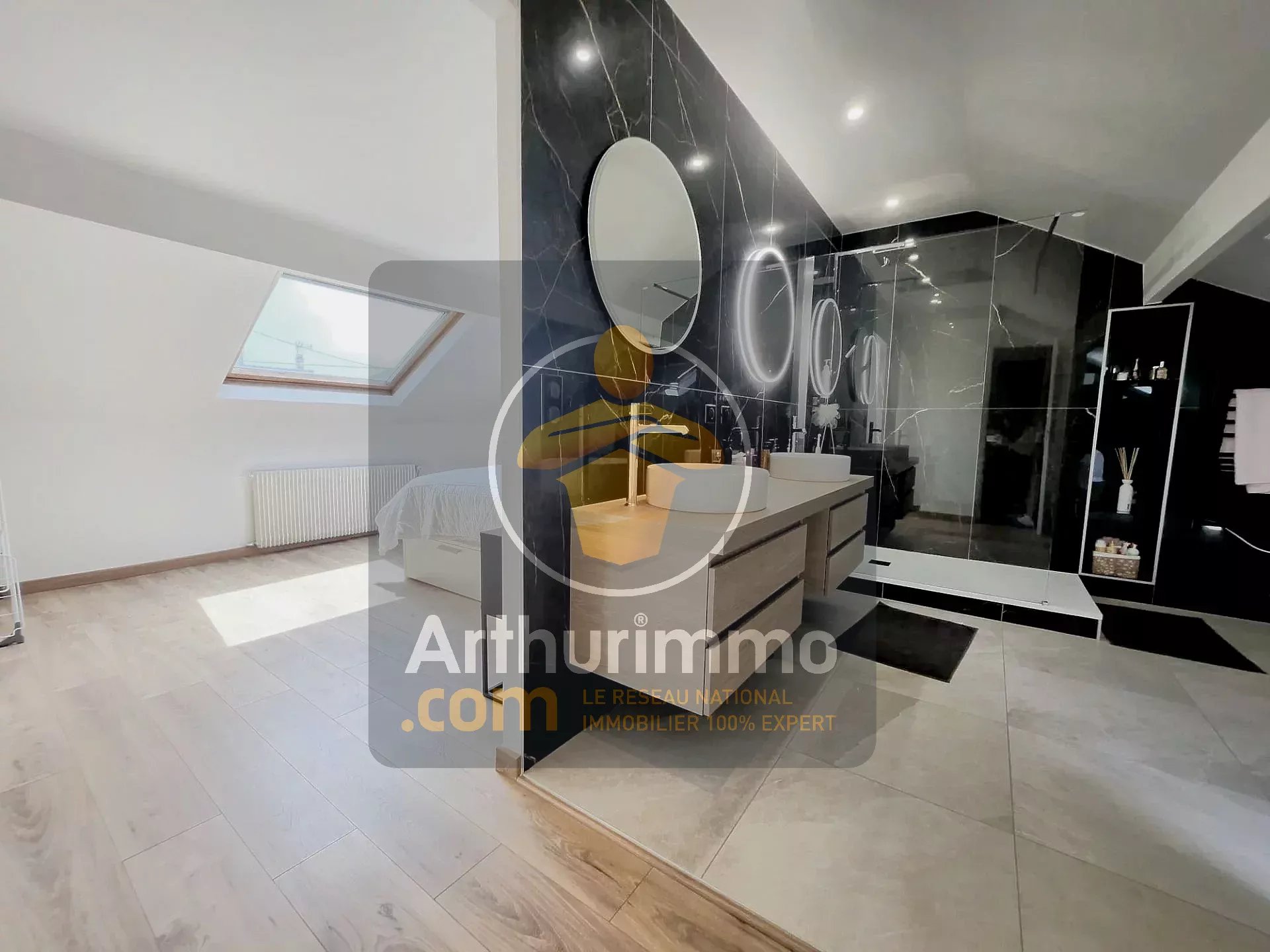 DEMEURE 6 PIECES AVEC PISCINE SUR 800 M² DE TERRAIN SANS VIS A VIS