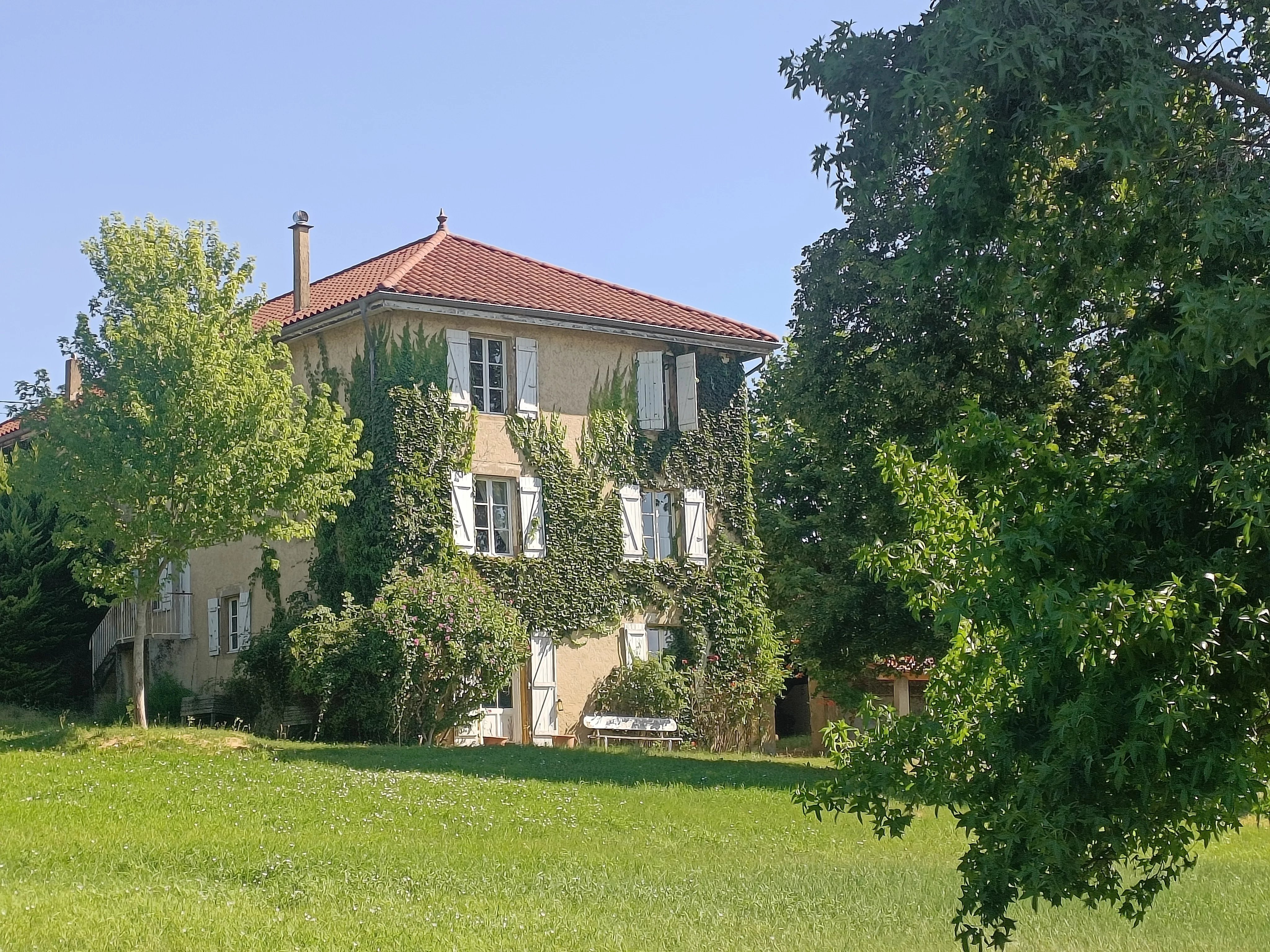 MAISON FAMILIALE DE CARACTÈRE AVEC PISCINE ET DE NOMBREUSES DÉPENDANCES — photo 5