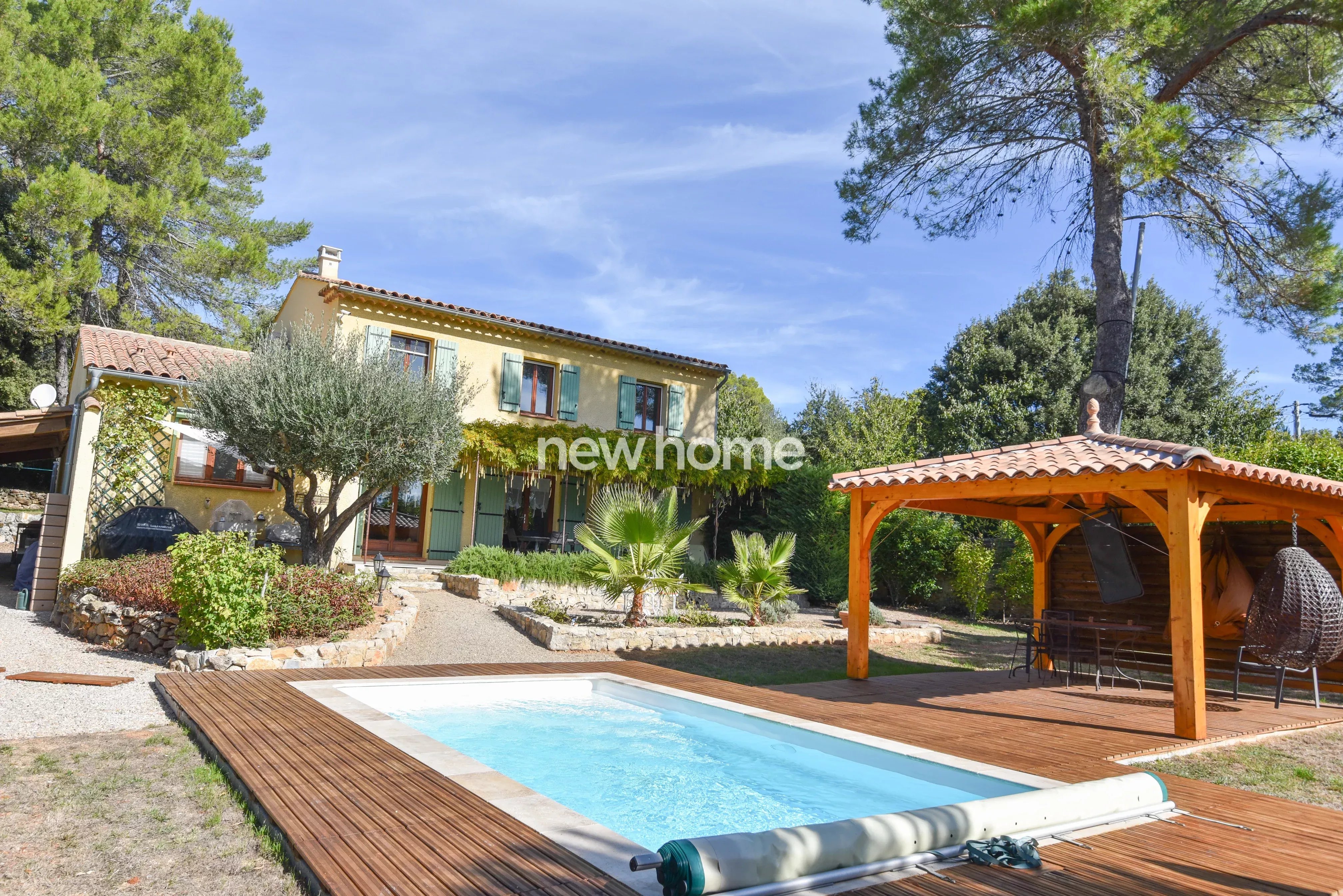 Maison tout confort avec grand jardin, garage, piscine et proximité du village