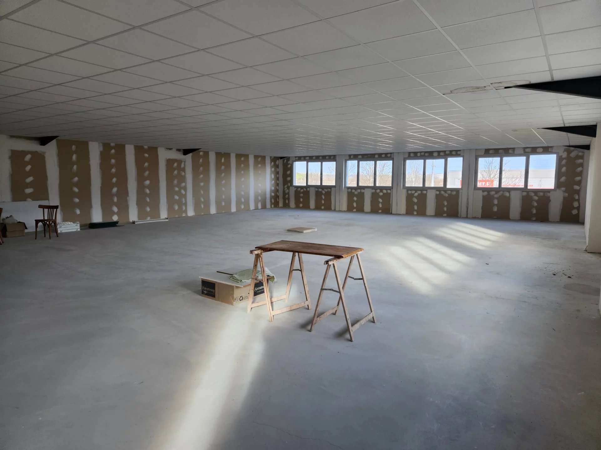 Superbes locaux la Liquière