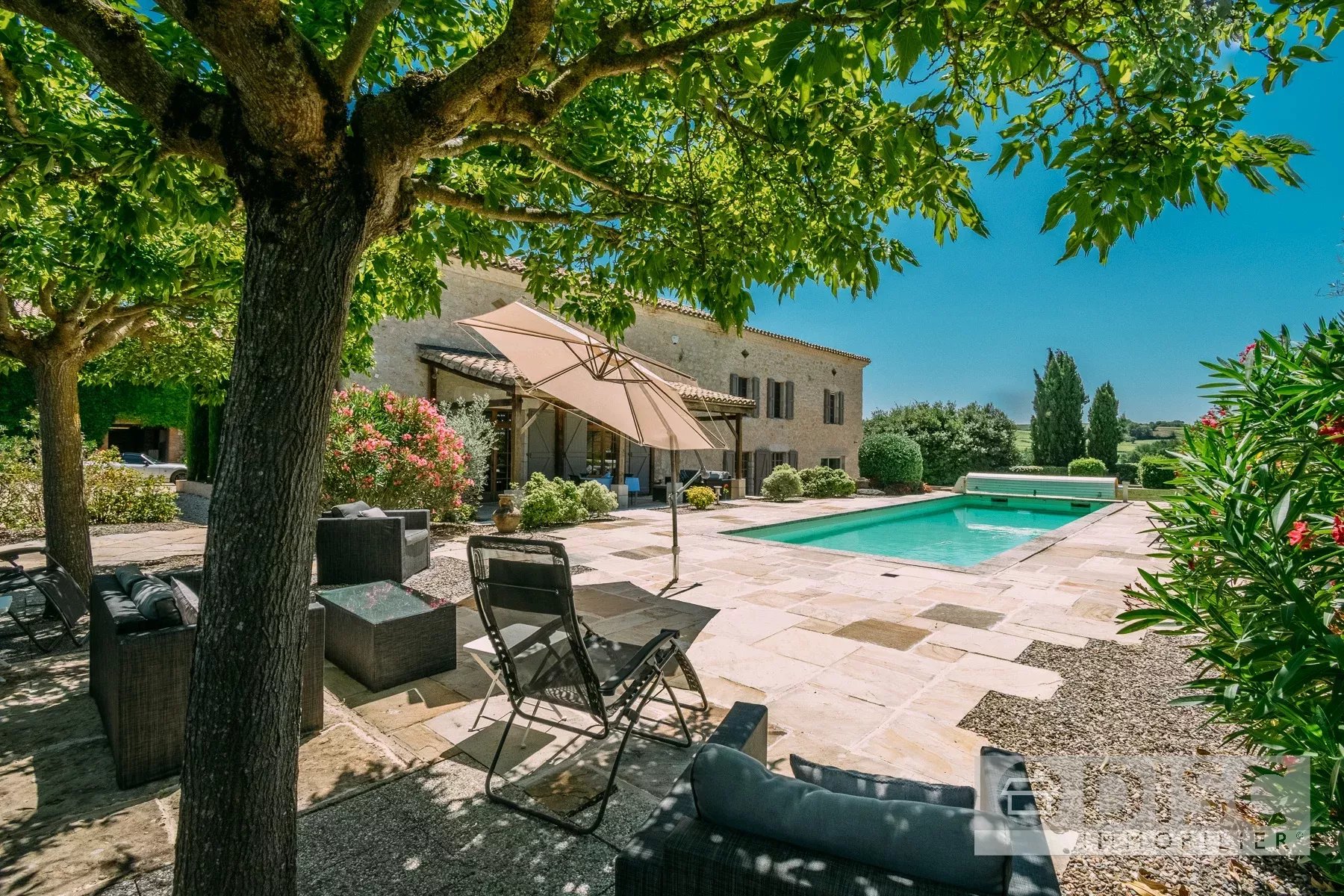 Magnifique propriété en pierre avec vues sur les vignobles, piscine et village à pied