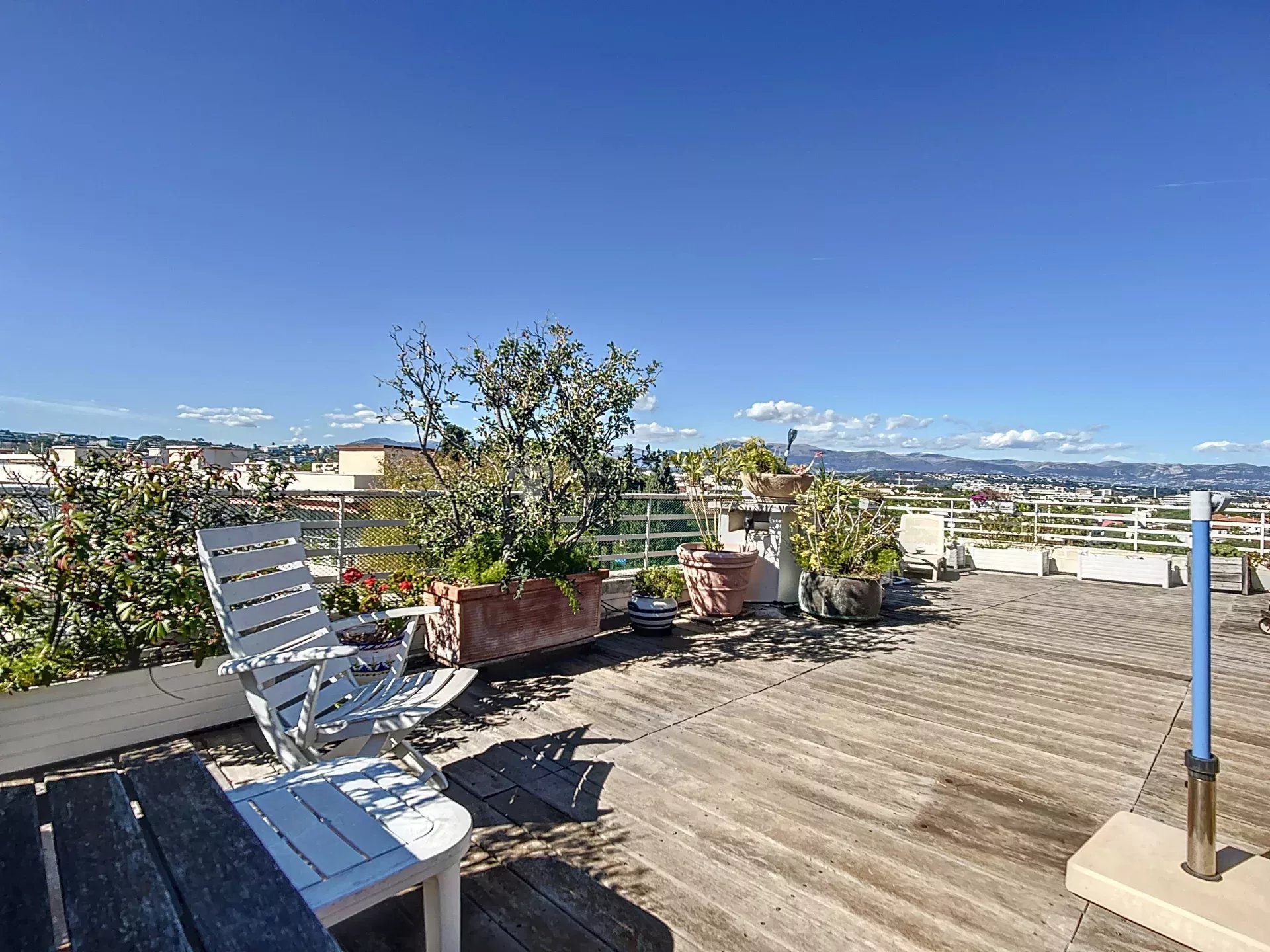 Co-exclusivité - Antibes - 3-4 pièces de 154m² dernier etg et grandes terrasses - Vue mer lateral