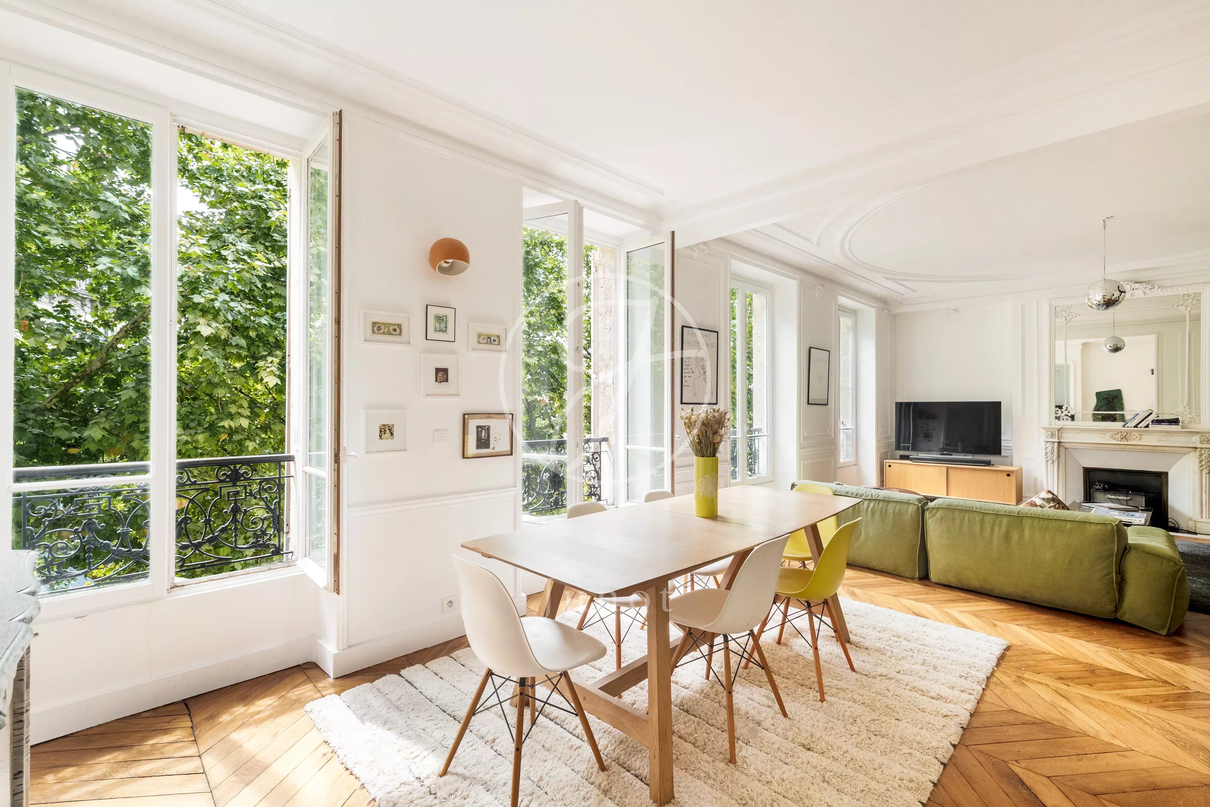 Paris 9e - AVENUE TRUDAINE / MARTYRS / PLACE LINO VENTURA - Appartement à vendre - 4 pièces - 122,14m² Carrez - 3 chambres - Vues dégagées.