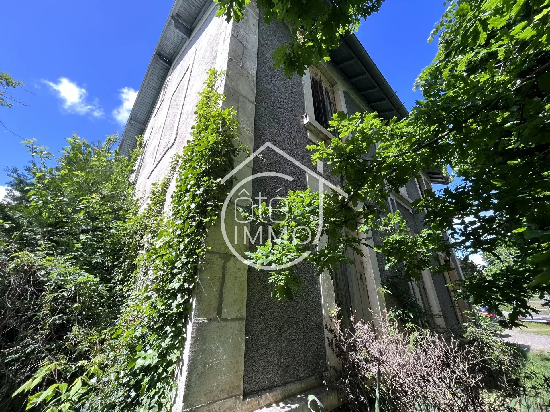 Saint Magne de Castillon: Ensemble immobilier avec une maison, immeuble, et deux locaux à rénover.