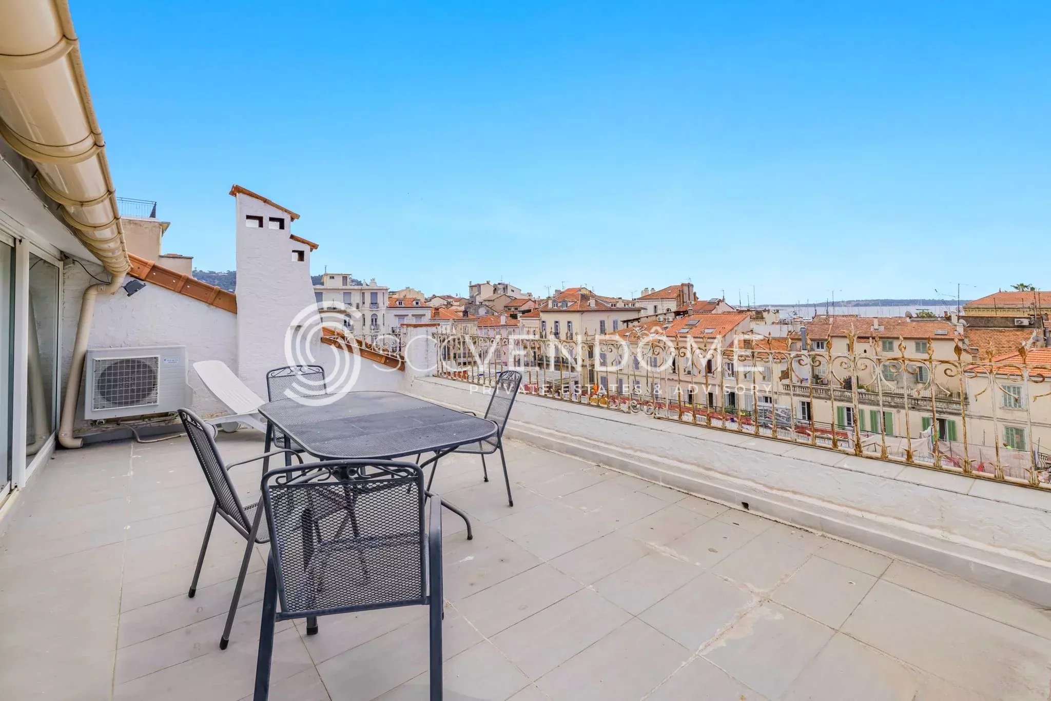 CANNES LE SUQUET RARE DUPLEX À RÉNOVER TERRASSE VUE MER A VENDRE