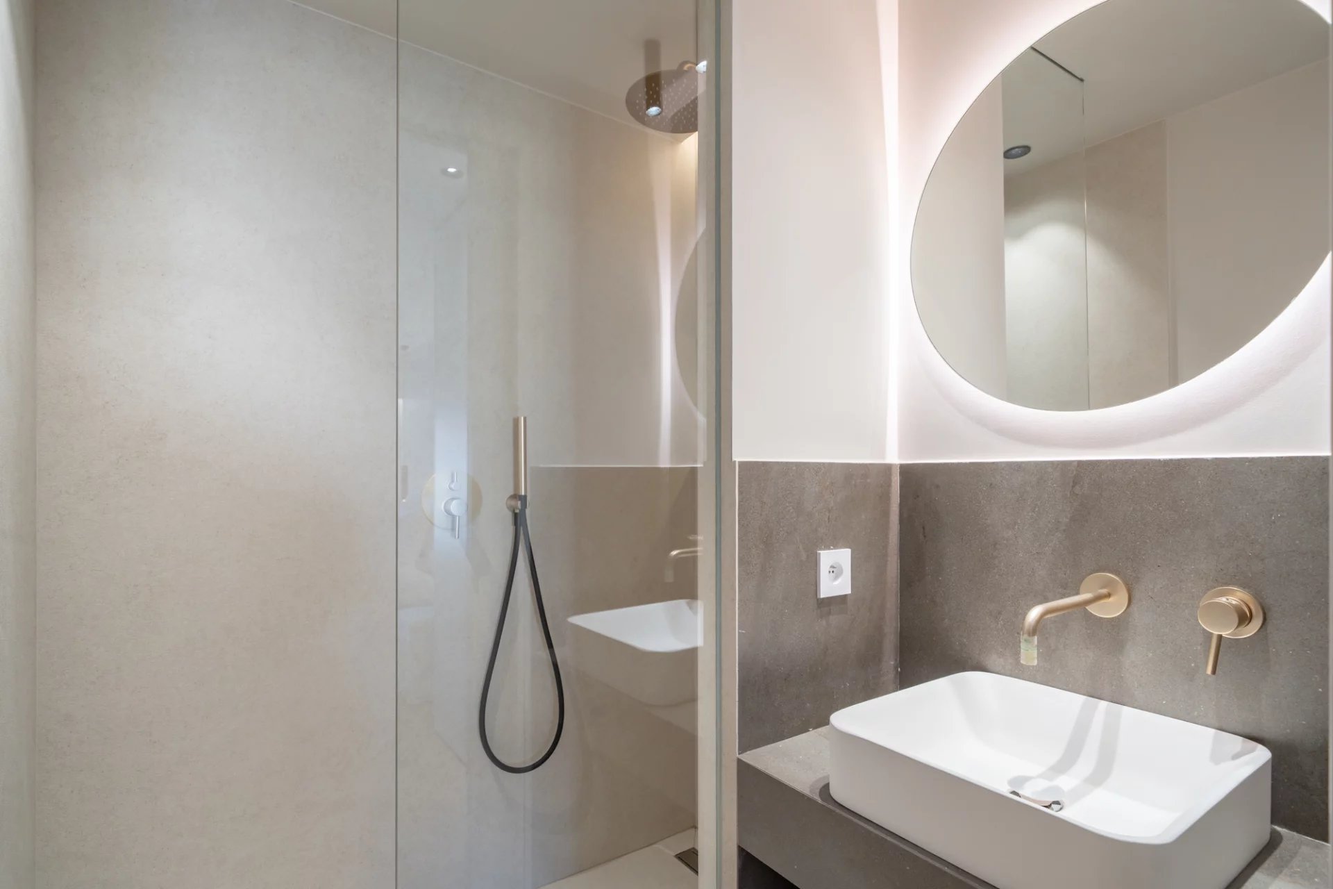 3-bedroom top floor duplex with rooftop terrace and sea views