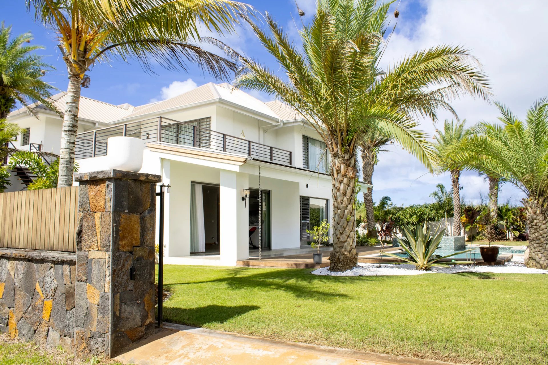 BEAU VALLON – Contemporary home with independent apartment – 5 bedrooms