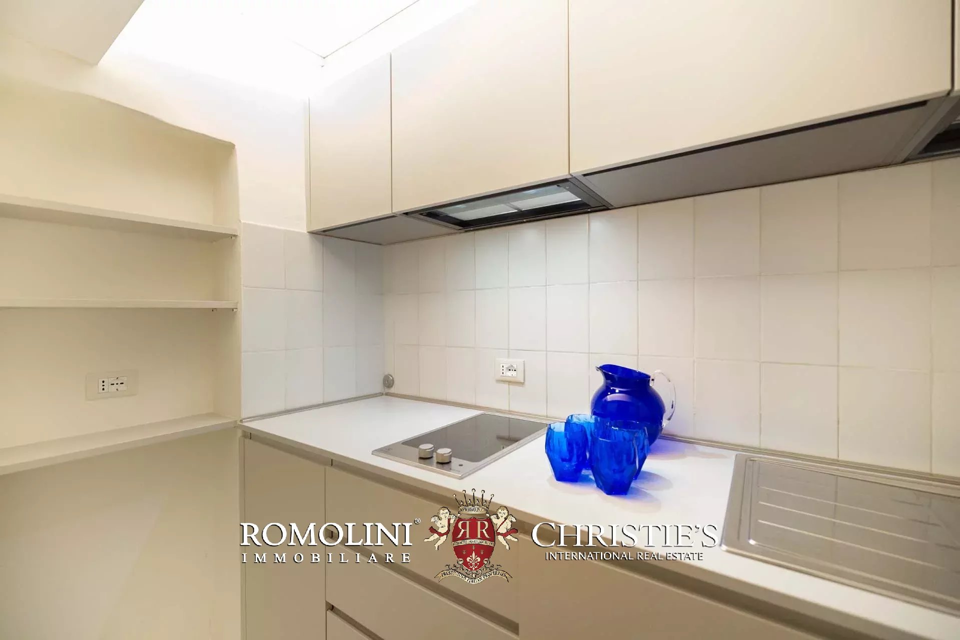 PRACHTVOLLER RESTAURIERTER PALAZZO MIT BLICK AUF DAS HISTORISCHE ZENTRUM VON FLORENZ ZU VERKAUFEN