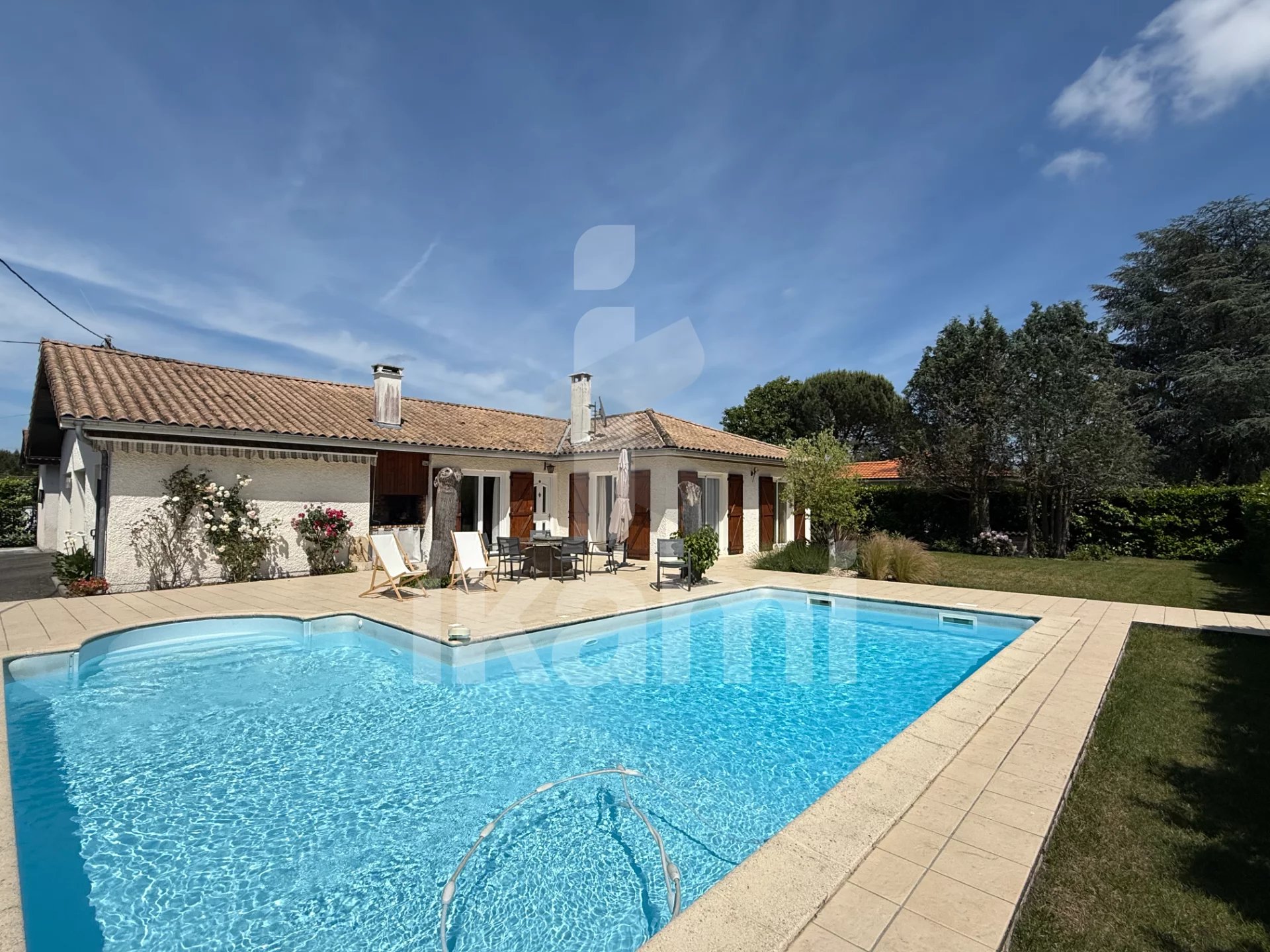 Maison familiale avec piscine et dépendance