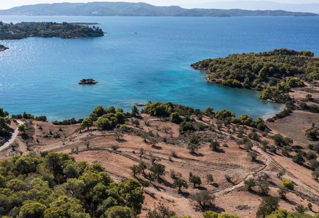 Très beau terrain avec une vue impressionnante sur la mer