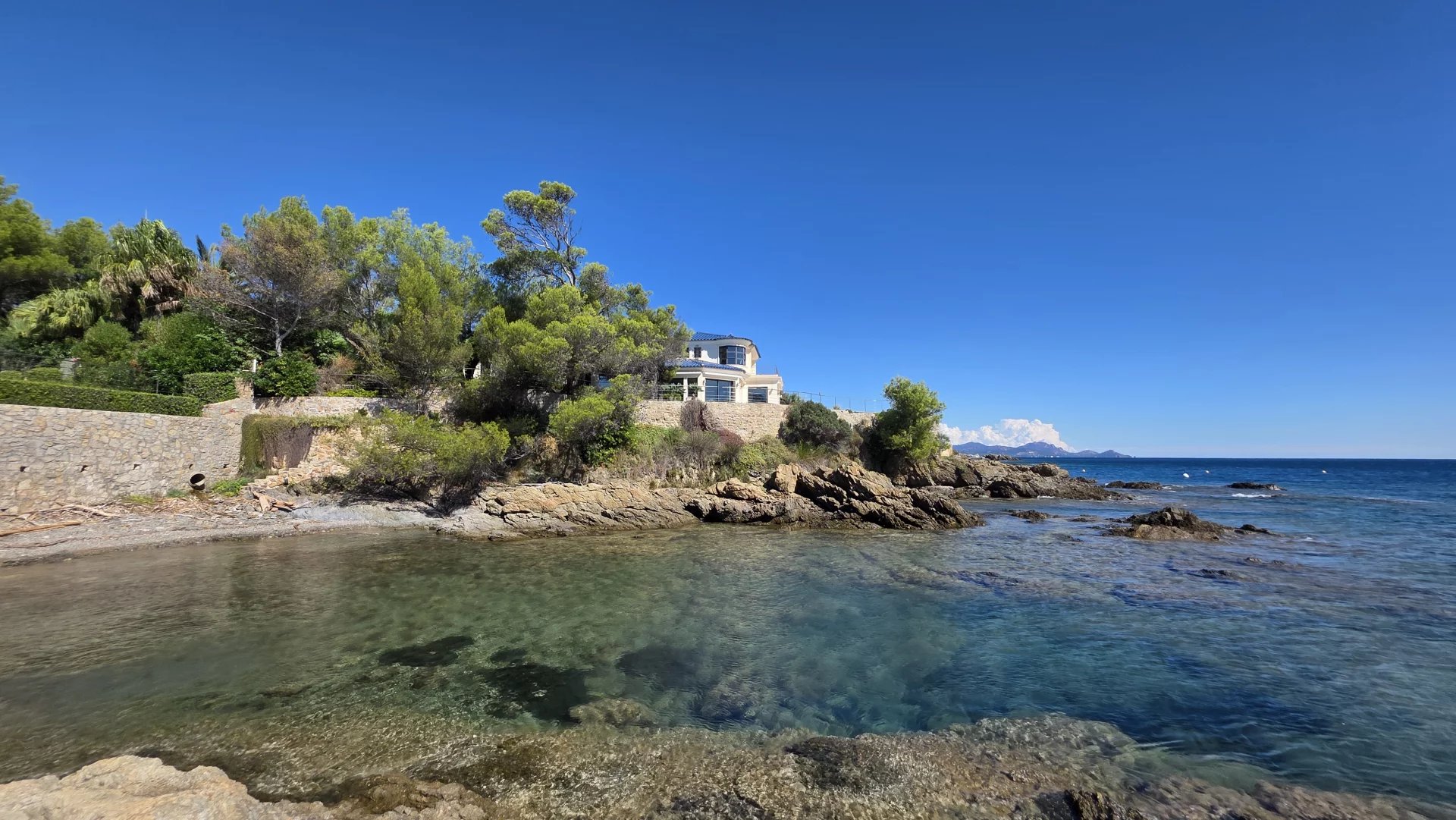 Вилла на первой линии у моря