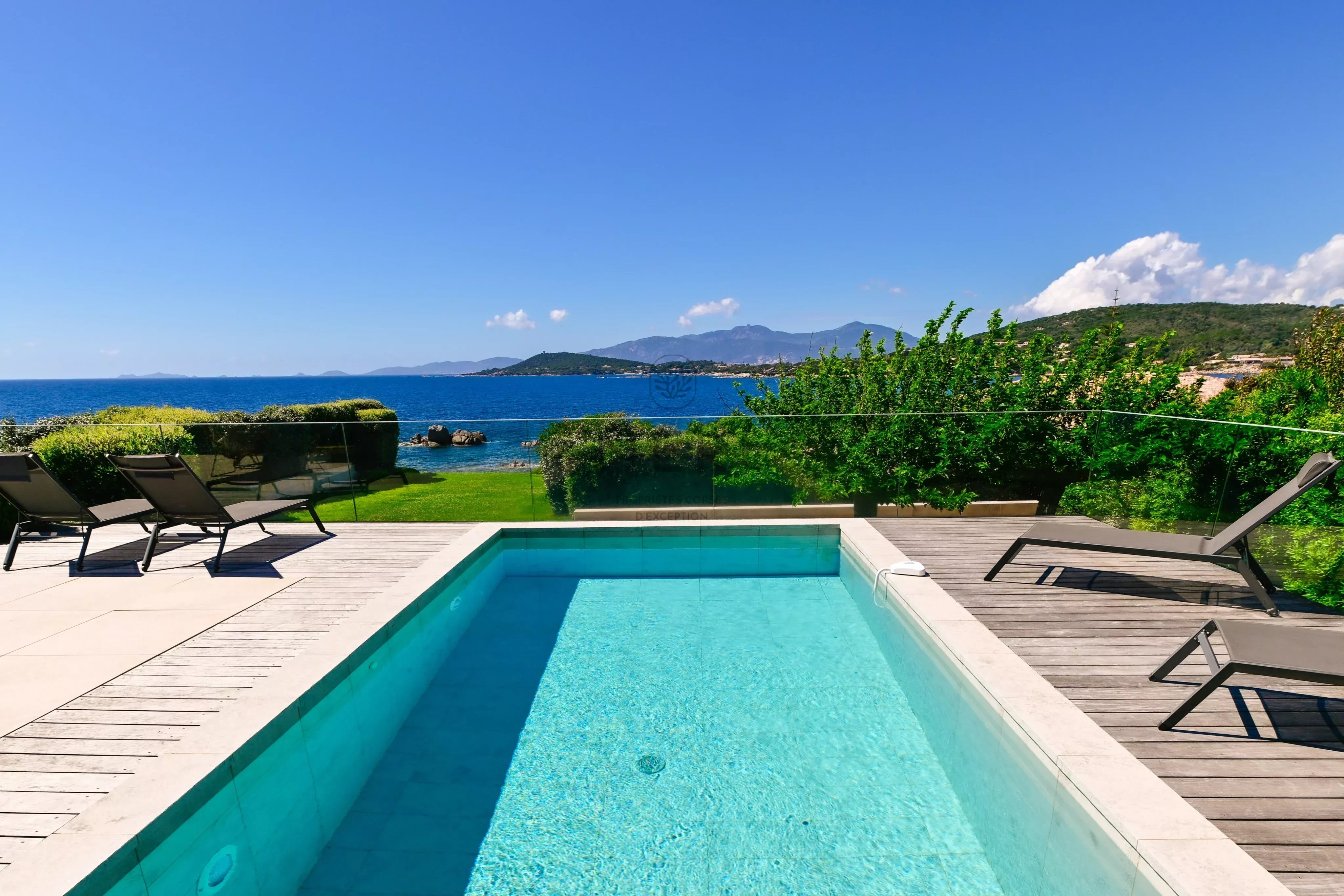 Villa MADALENA // Les pieds dans l'eau