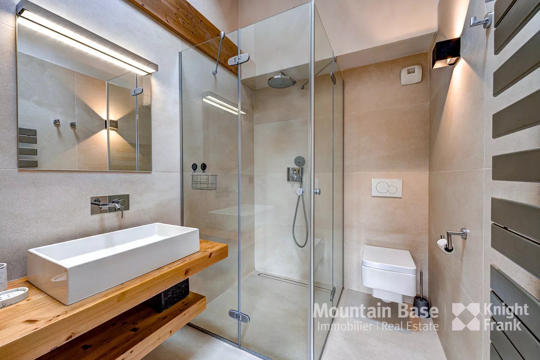 Photo of Beautifully finished 5 bedroom chalet with independent apartment in Les Houches