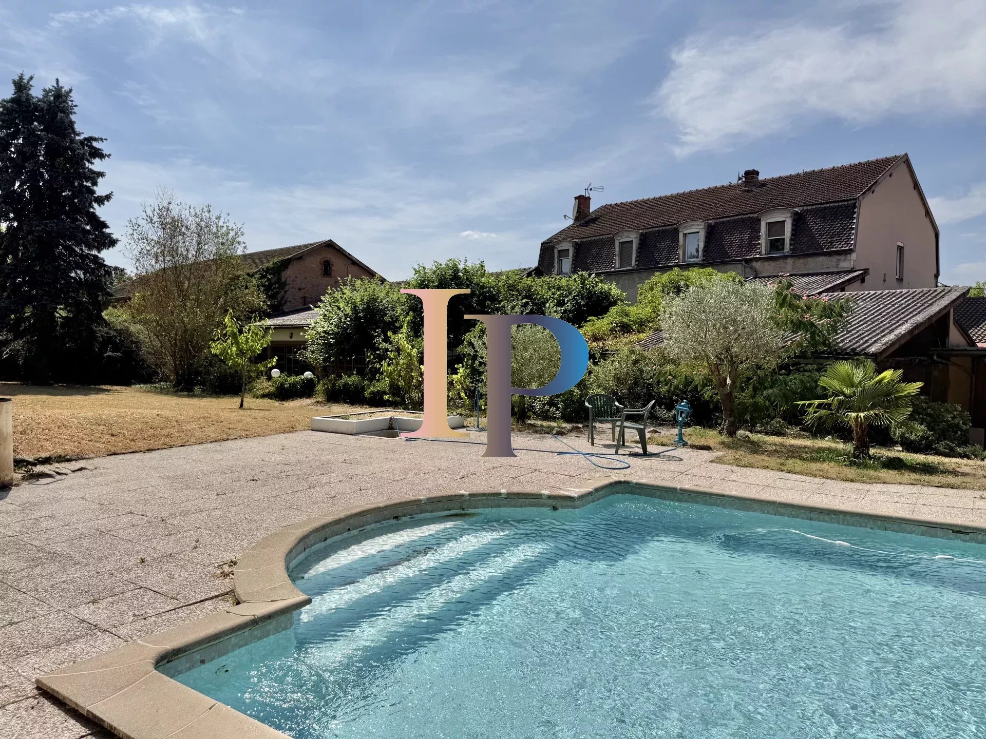 Maison 15 pièces 530 m² · à La Clayette · 530 m² · 249 000 €