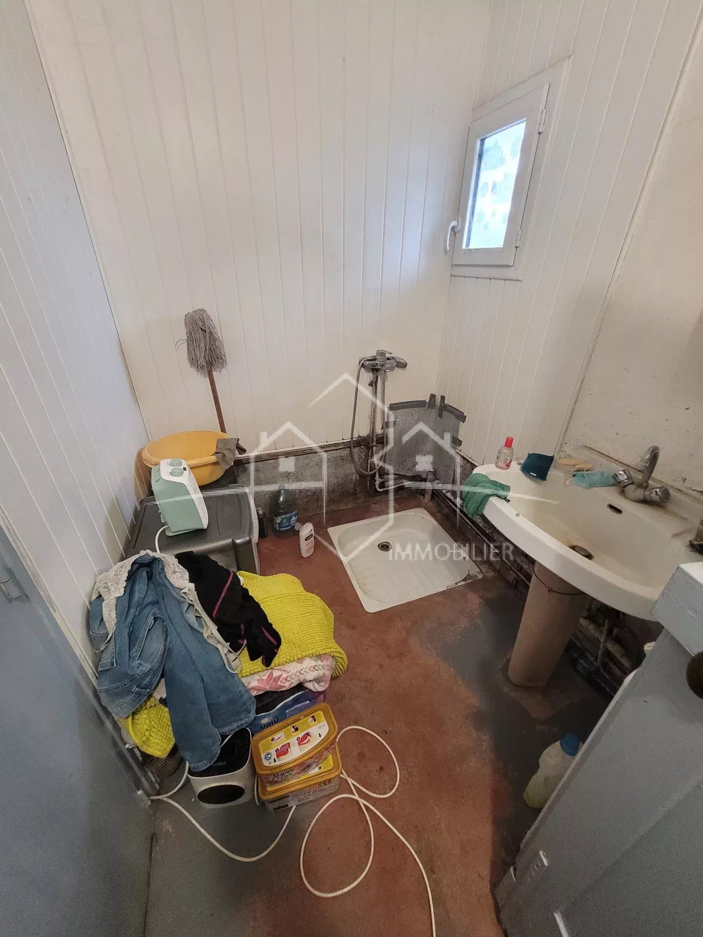 ANNEYRON, maison 2 pièces à rénover avec dépendances