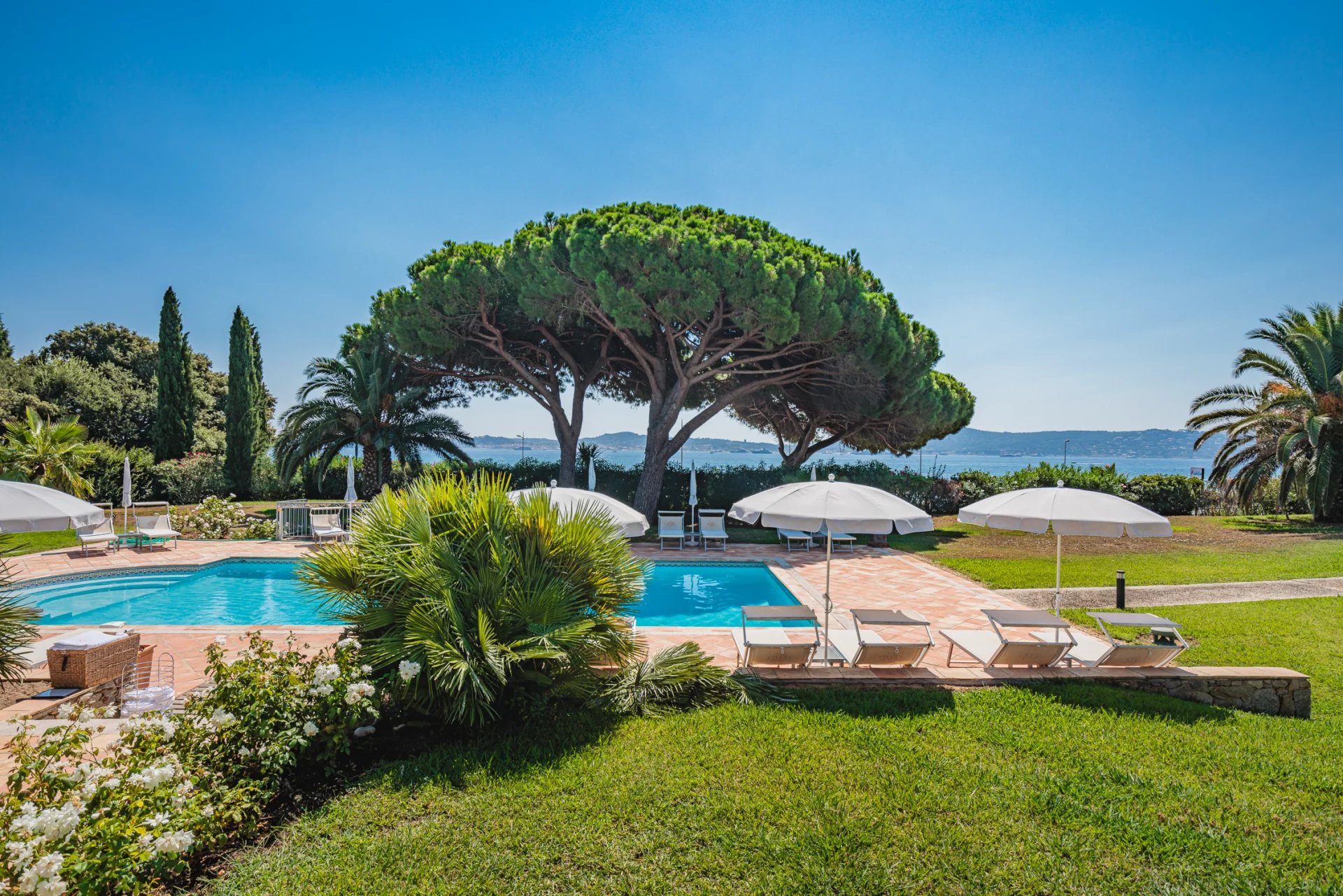 Prestigious property facing the sea, within walking distance of the beach