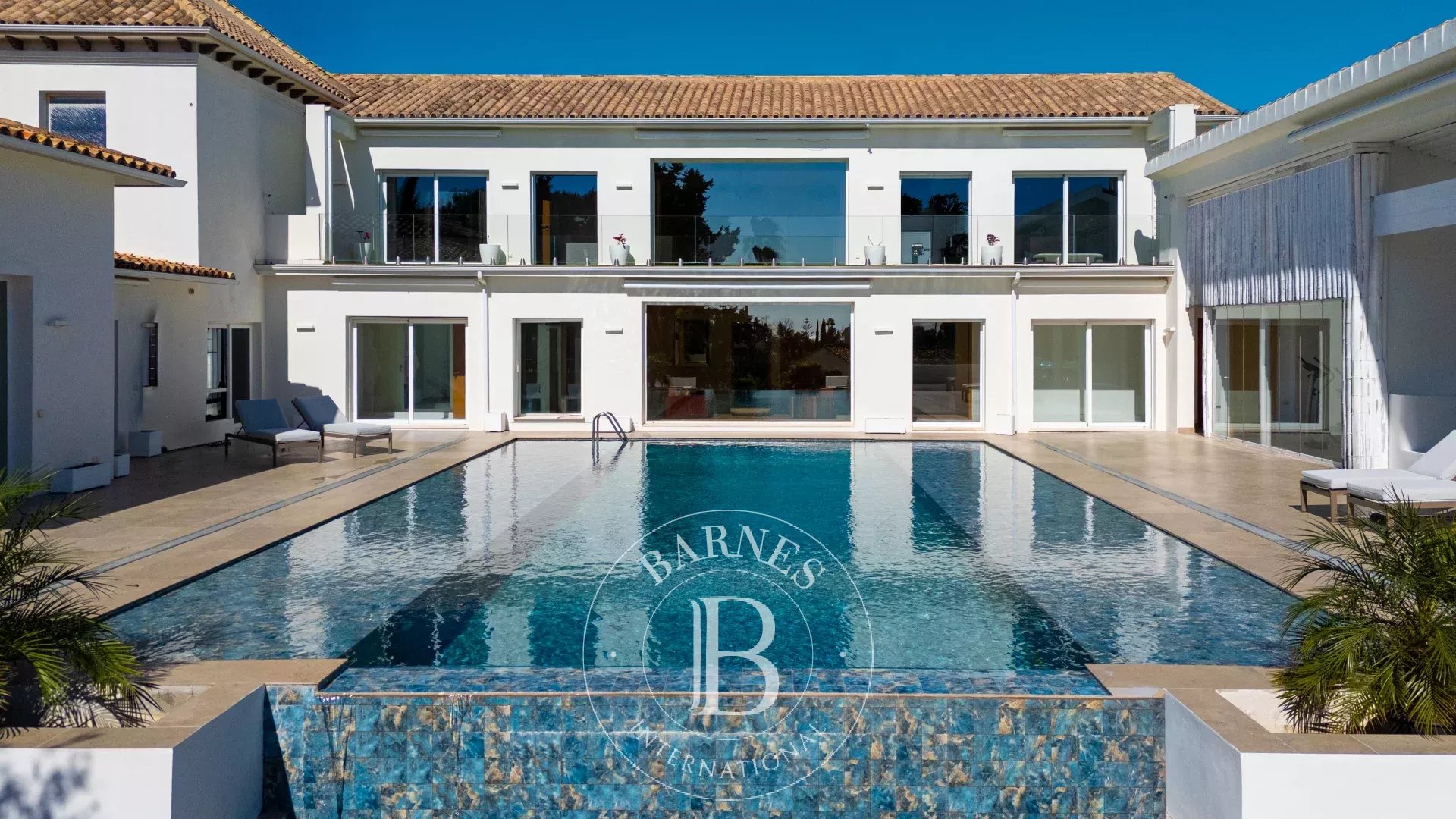 Villa Ultra Prime con Orientación Sur y Vistas al Mar y la Montaña