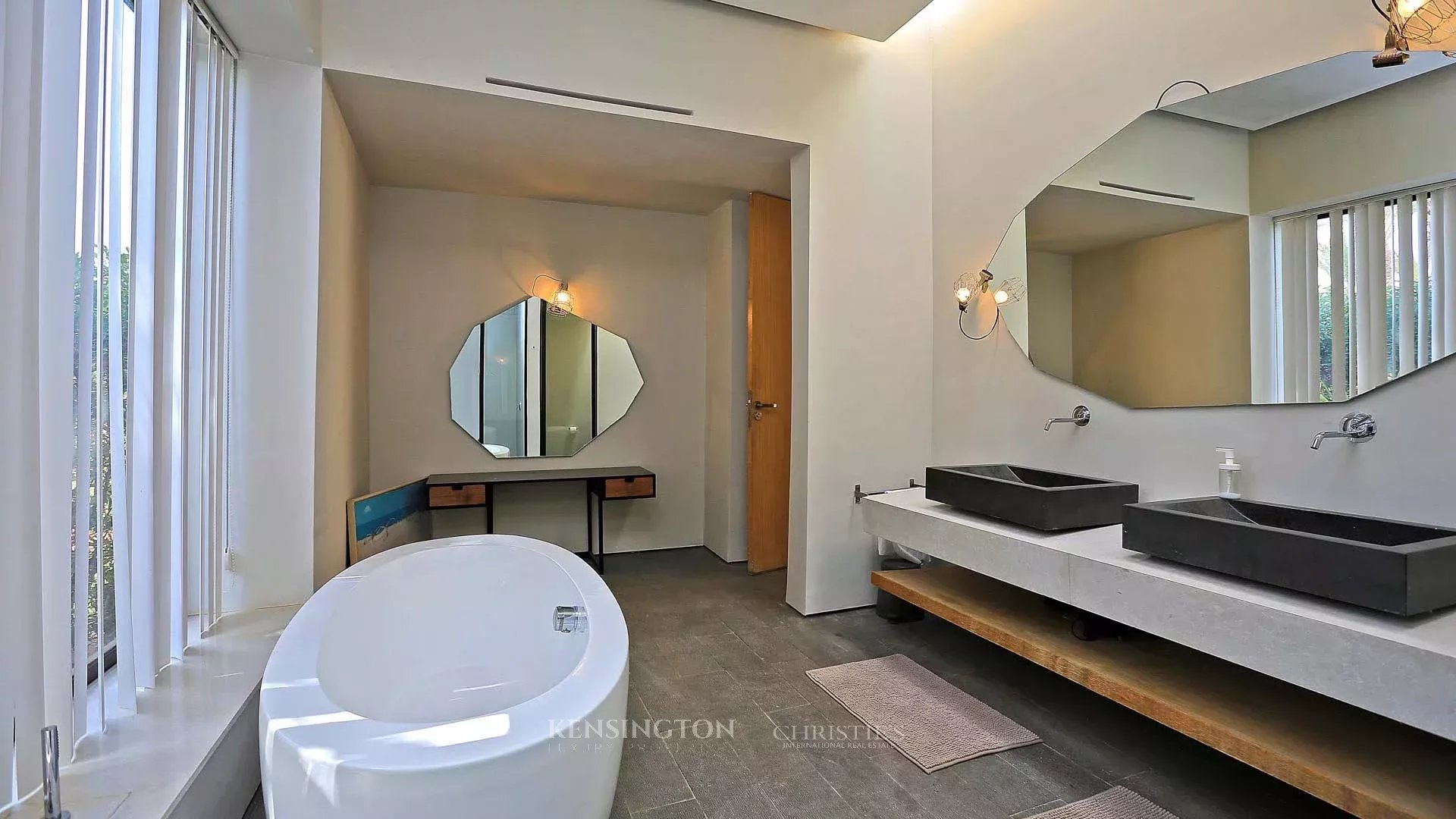6 Bedroom Villa/Townhouse's Image 44
