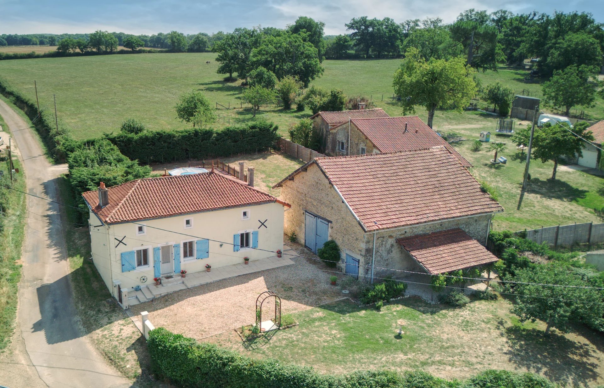 Belle maison situé dans un hameau, 2 chambres, piscine hors-sol