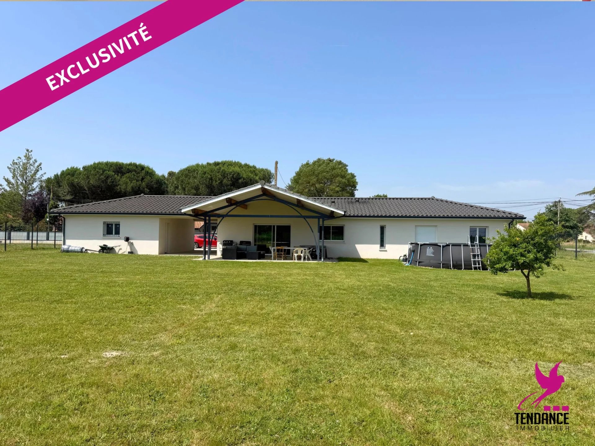 Maison contemporaine de plain-pied avec garage double sur 2300 m² de Terrain.