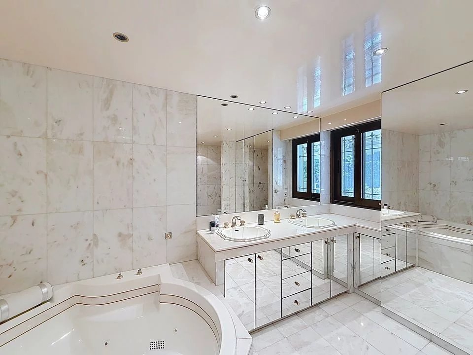  Image of Apartment - 4 Bedrooms for Sale in Alpes-Maritimes-Cannes-France, Image 7