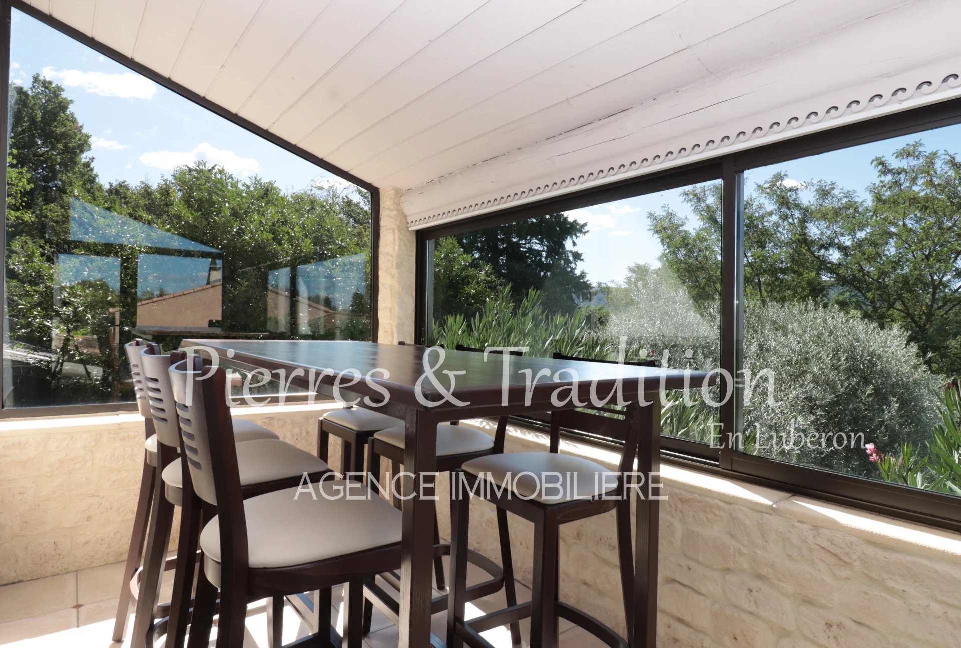 Luberon, Apt, Beautiful house with swimming pool, close to amenities