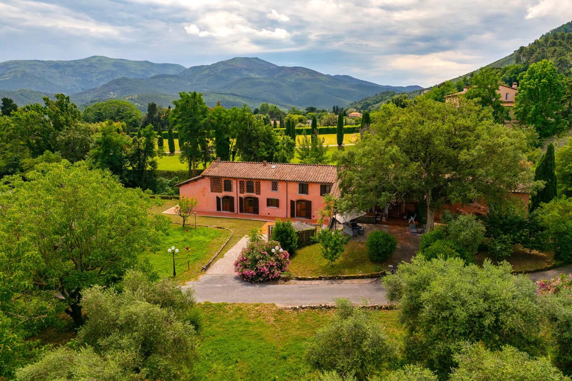 CASALE CON PISCINA E CAMPO DA TENNIS IN VENDITA A LUCCA, TOSCANA