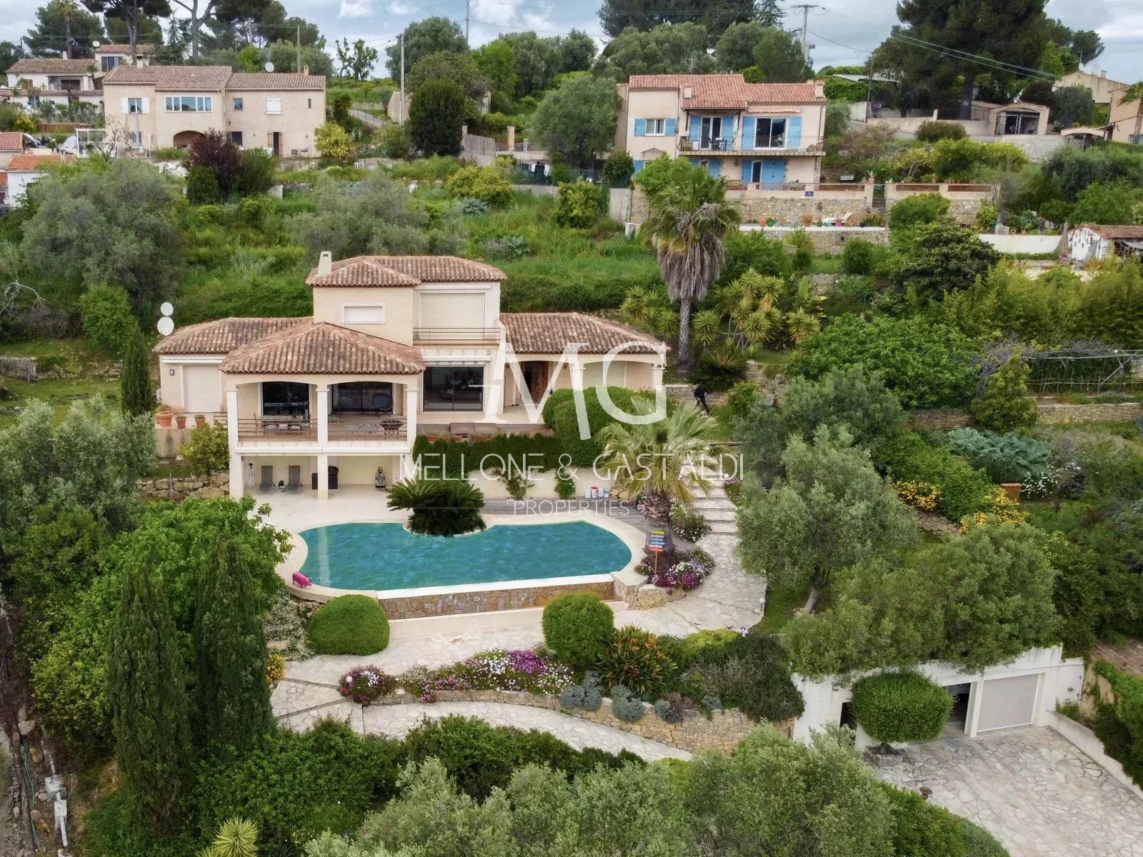 Villa de 250m2 | Hauteurs de Vallauris | Terrain de 1500m2 | Piscine